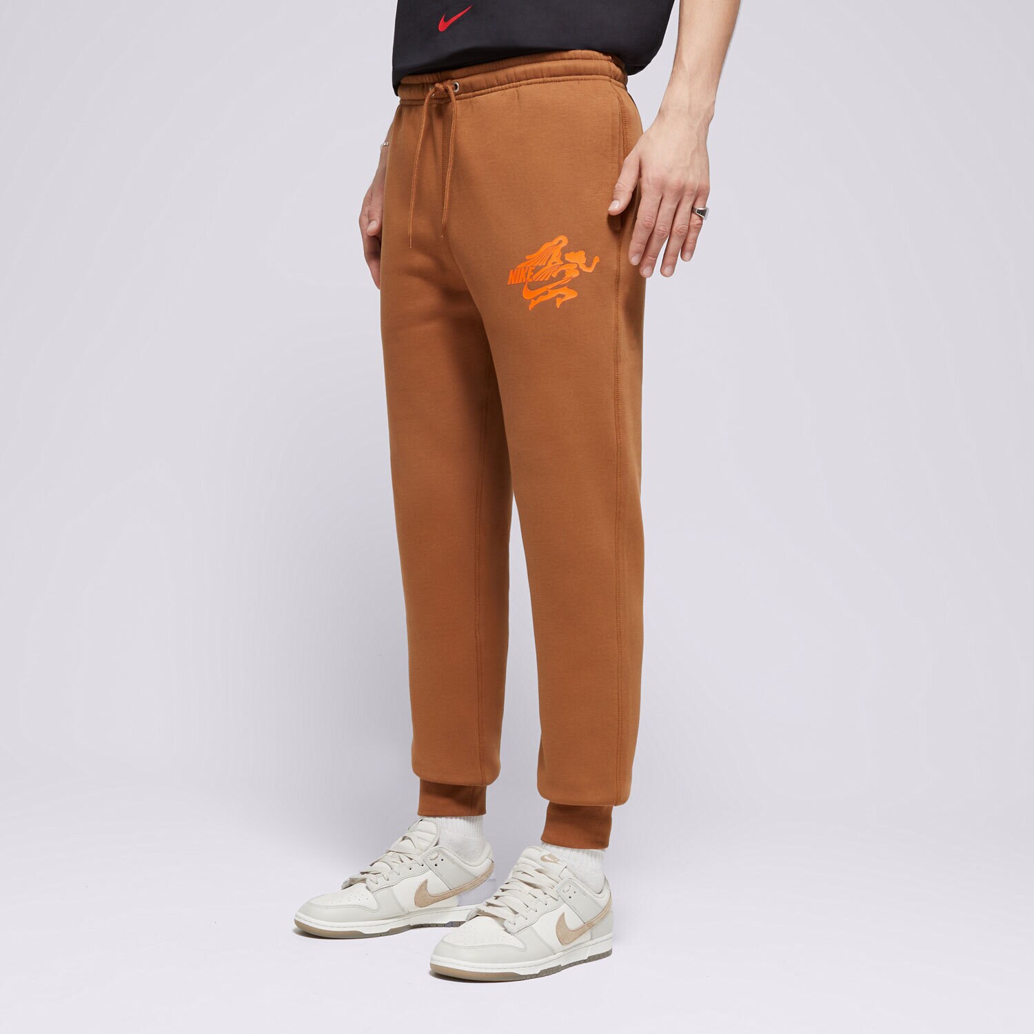 Spodnie sportowe męskie NIKE SPODNIE M NK CLUB BB JOGGER NVLTY FZ0907-281 BRĄZOWY