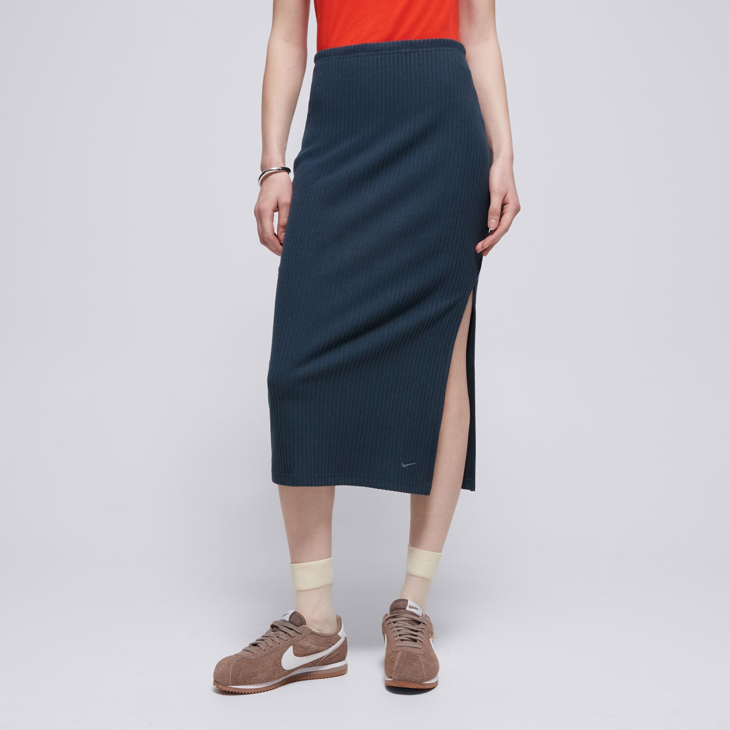 Modna sukienka sportowa NIKE SPÓDNICZKA W NSW NK CHLL KNT RIB MD SKIRT FQ1636-478 GRANATOWY
