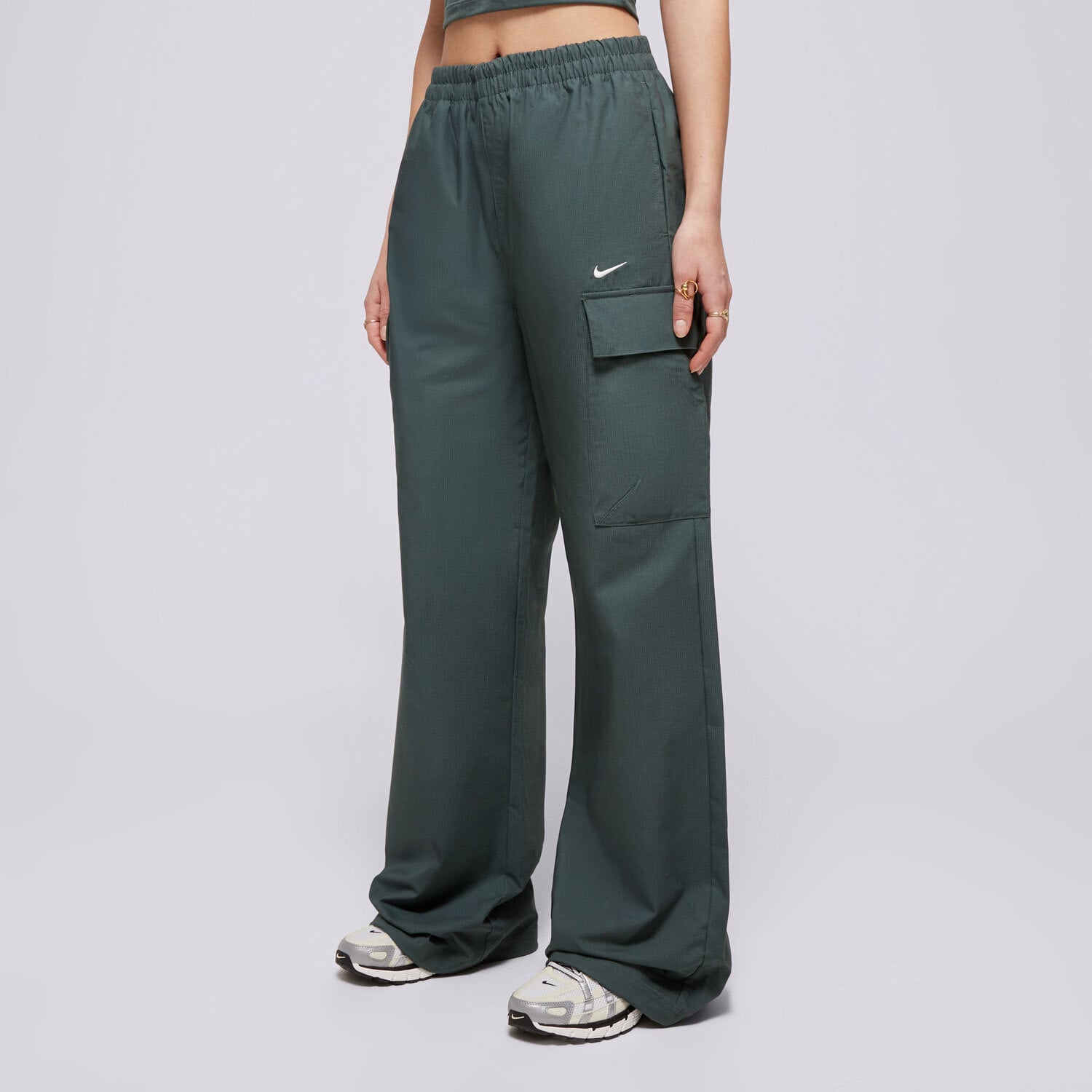 Spodnie sportowe damskie NIKE SPODNIE W NSW ESSTL WVN MR STD CRGO PT FV7643-338 ZIELONY