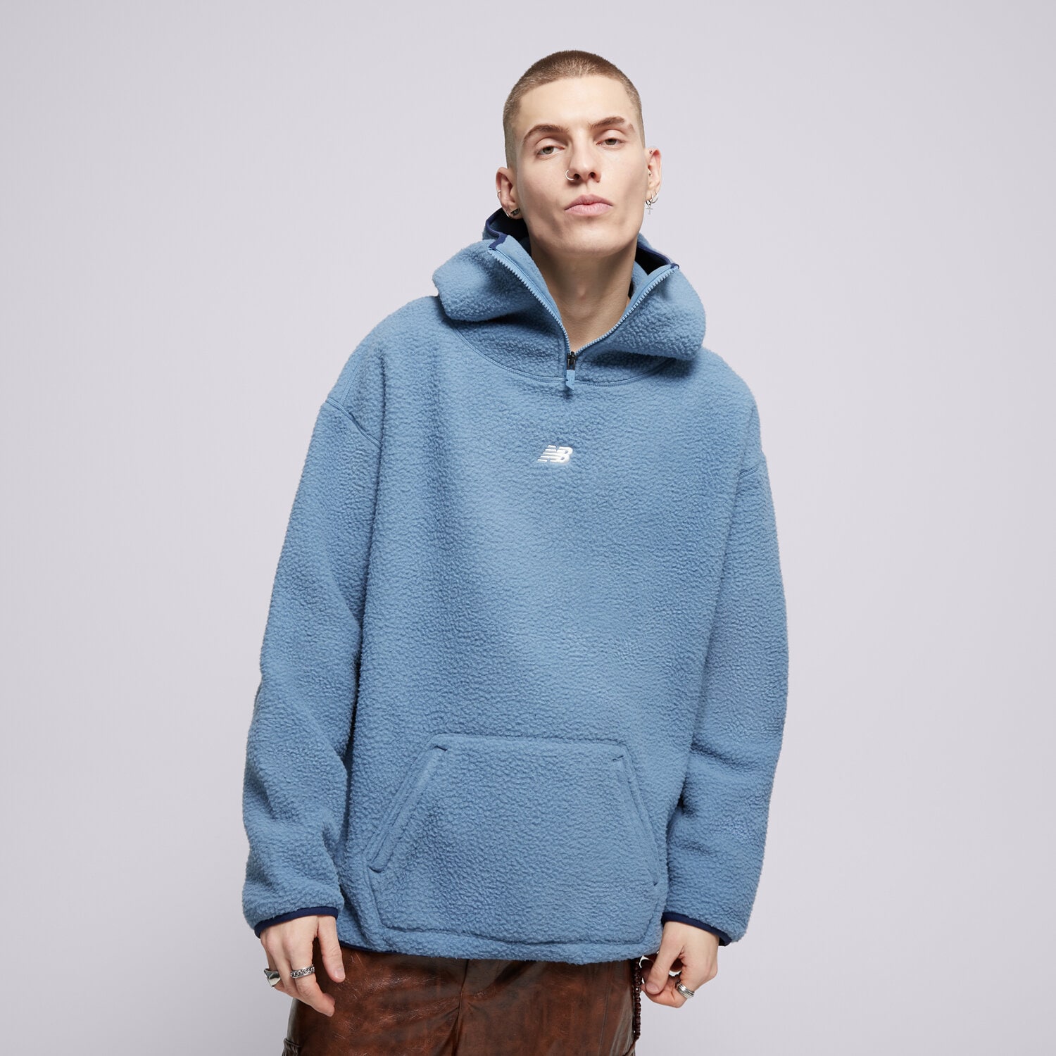 Bluza męska NEW BALANCE BLUZA Z KAPTUREM HOOPS SHERPA TOP MT44584HEB NIEBIESKI
