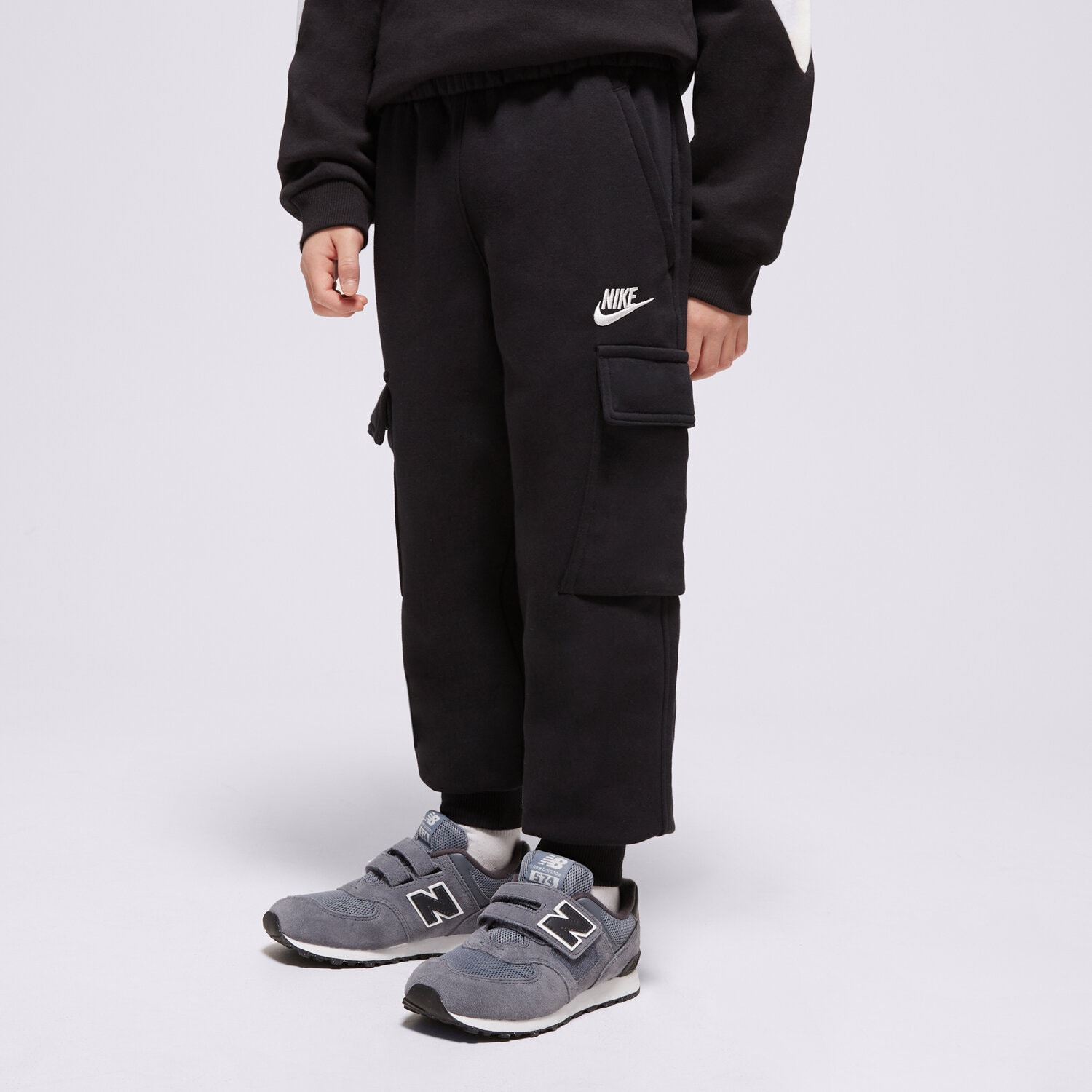 Sportowe spodnie dziecięce NIKE SPODNIE K NSW CLUB FLC CRGO PNT LBR BOY FD3012-010 CZARNY