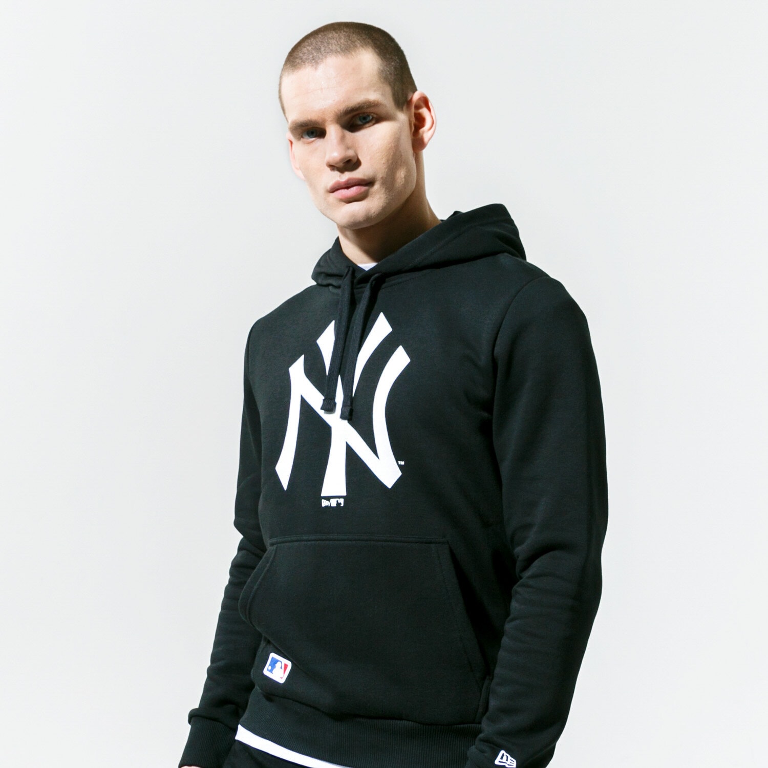 Bluza męska NEW ERA BLUZA Z KAPTUREM TEAM LOGO NEYYAN BLK 11863701 CZARNY