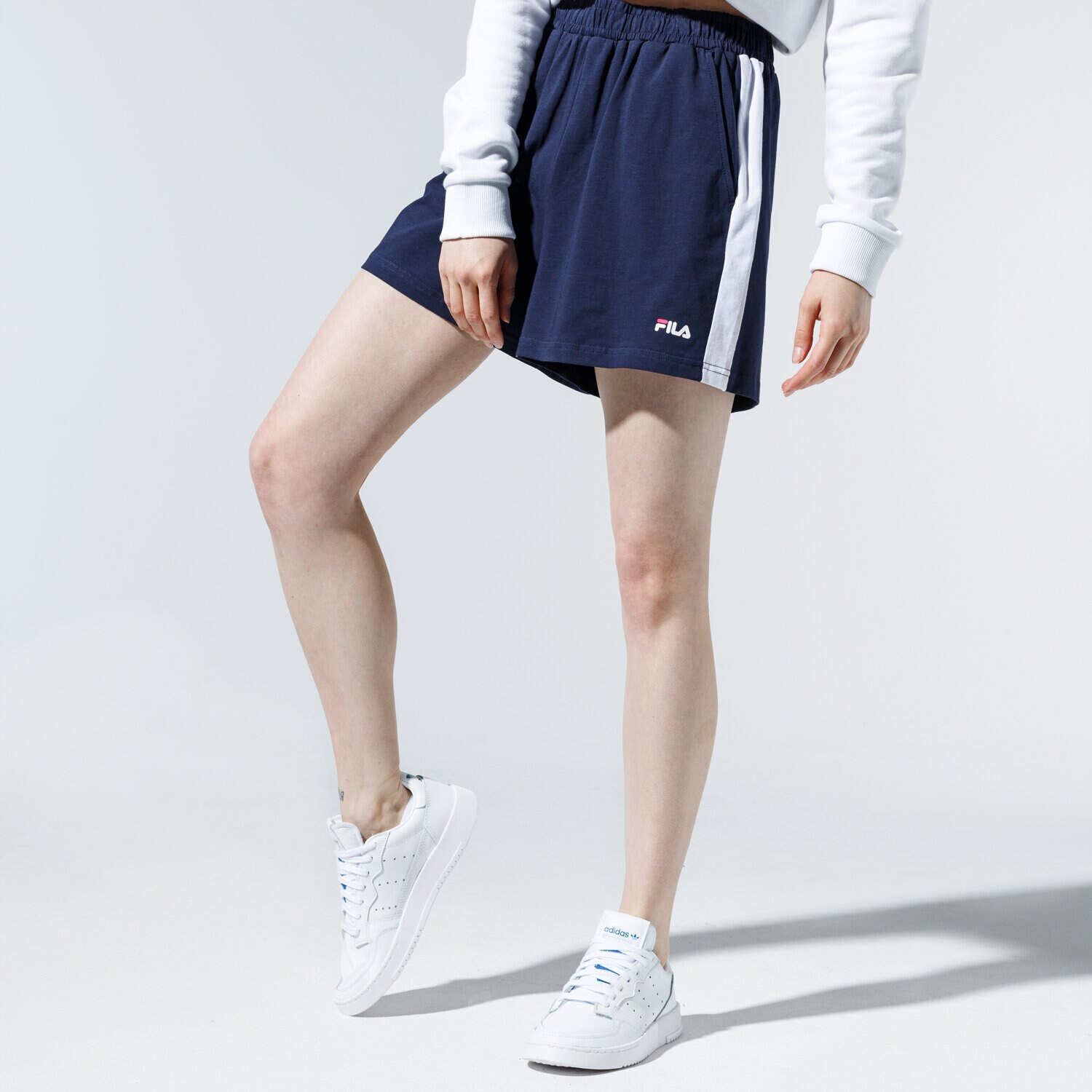 Krótkie spodenki, szorty damskie FILA SZORTY BADU SHORTS 687493G13 GRANATOWY