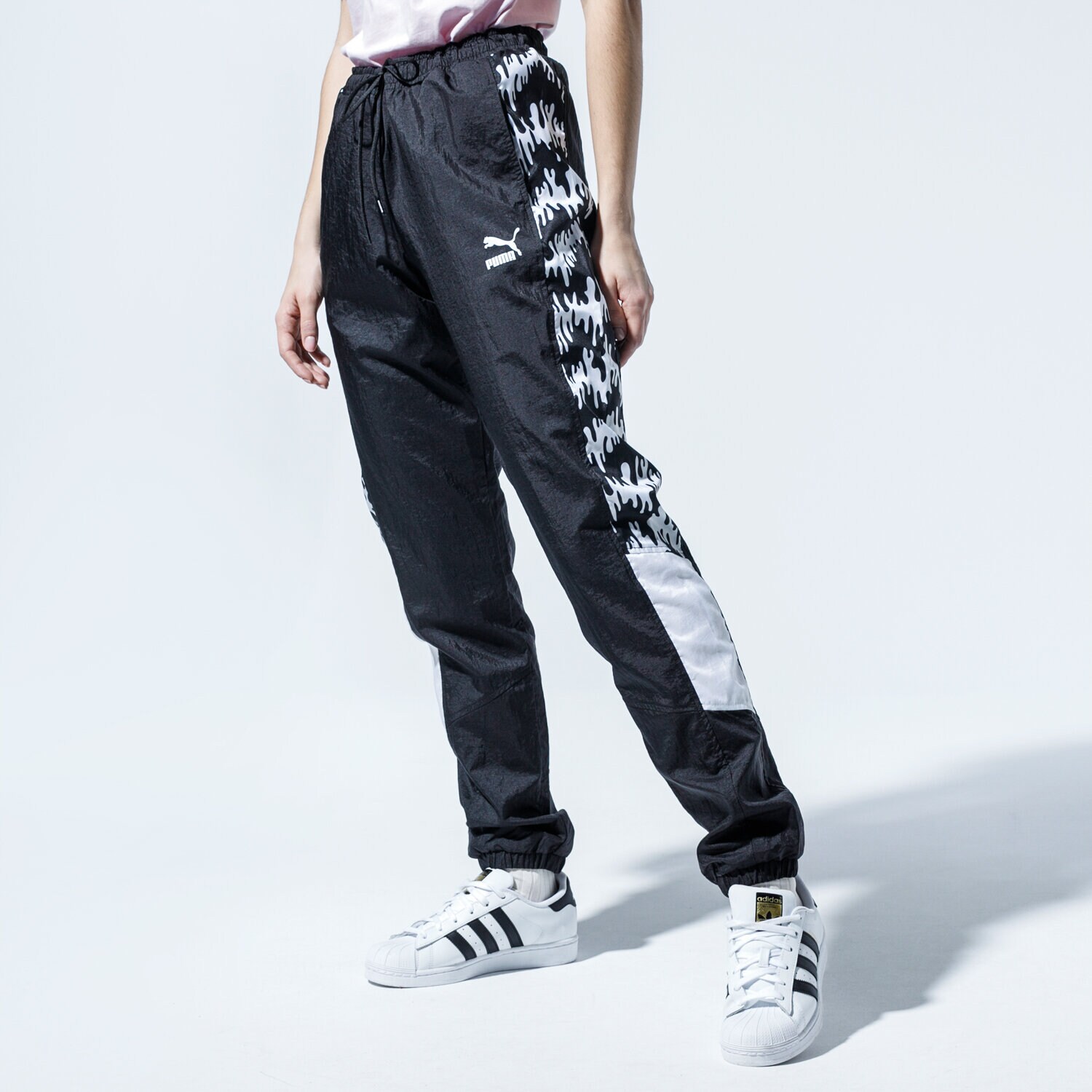 Spodnie sportowe damskie PUMA SPODNIE TFS OG AOP PANTS 59706001 CZARNY