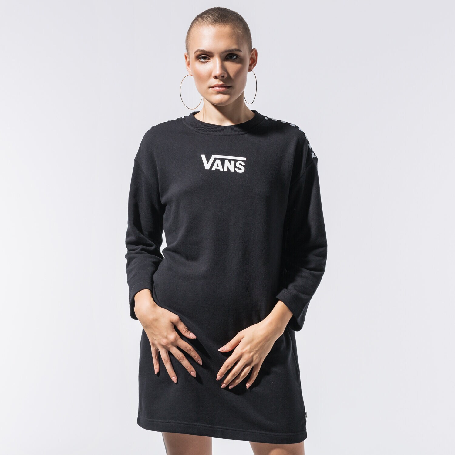Modna sukienka sportowa VANS SUKIENKA CHROMO II DRESS VN0A47YGBLK1 CZARNY