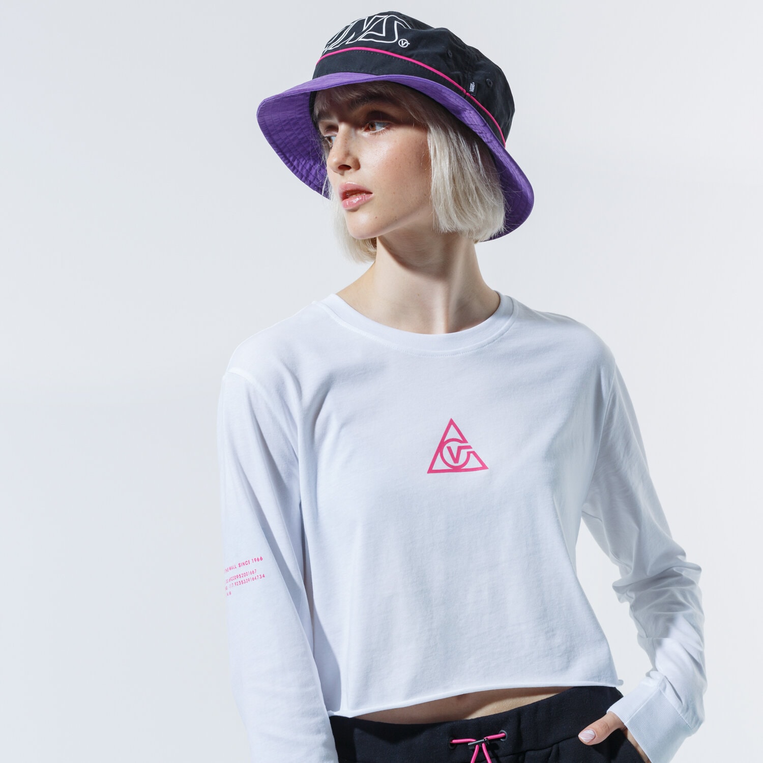 Bluza damska VANS BLUZA 66 SUPPLY TRI LS BF CROP VN0A53OQWHT1 BIAŁY