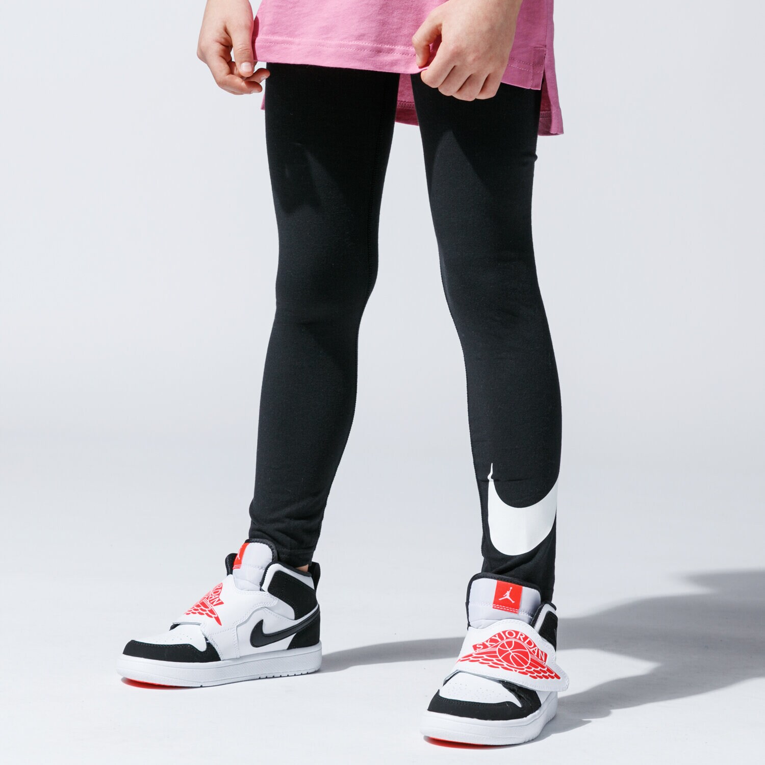 Sportowe spodnie dziecięce NIKE LEGGINGS SPORTSWEAR GIRL AR4076-010 CZARNY