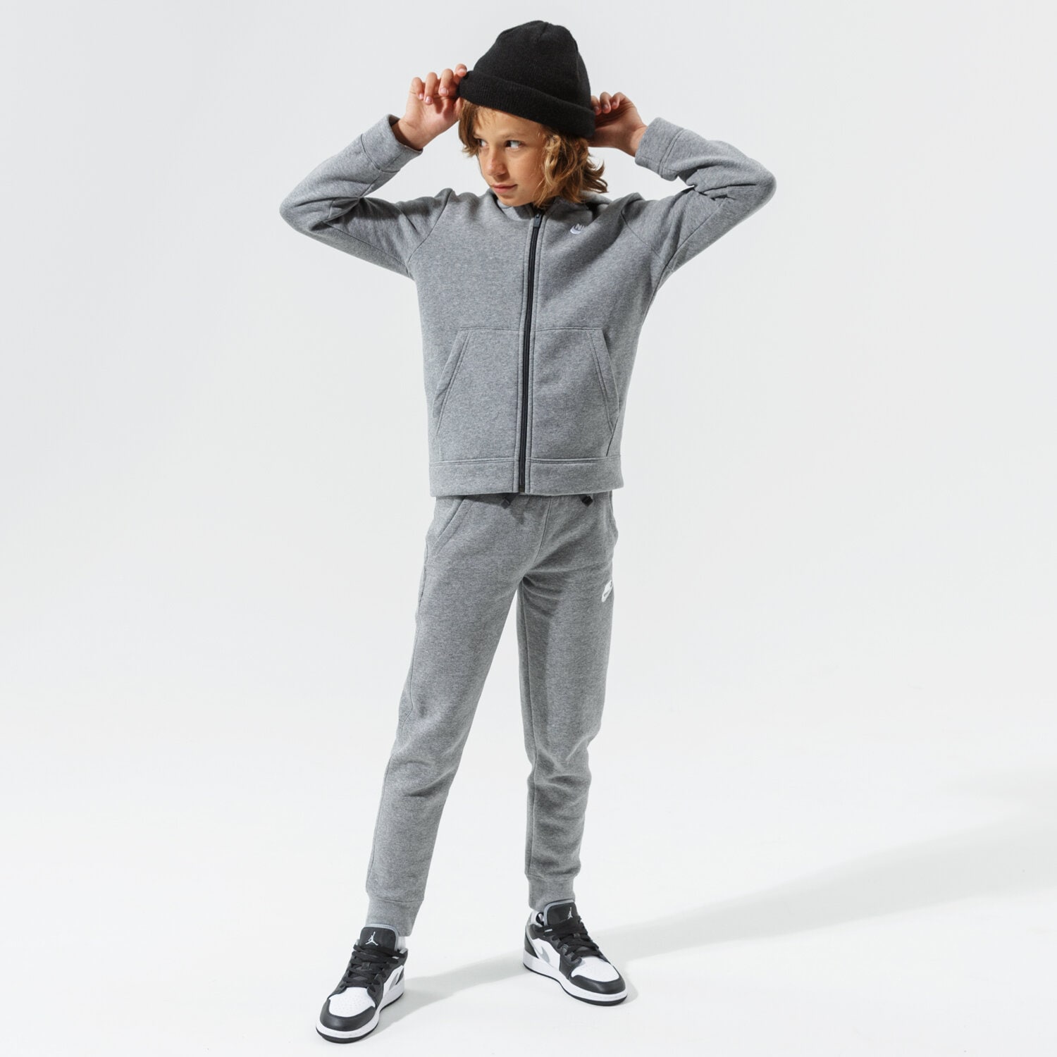 Sportowe spodnie dziecięce NIKE KOMPLET SPORTSWEAR FLEECE TRACKSUIT JUNIOR BOY BV3634-091 SZARY