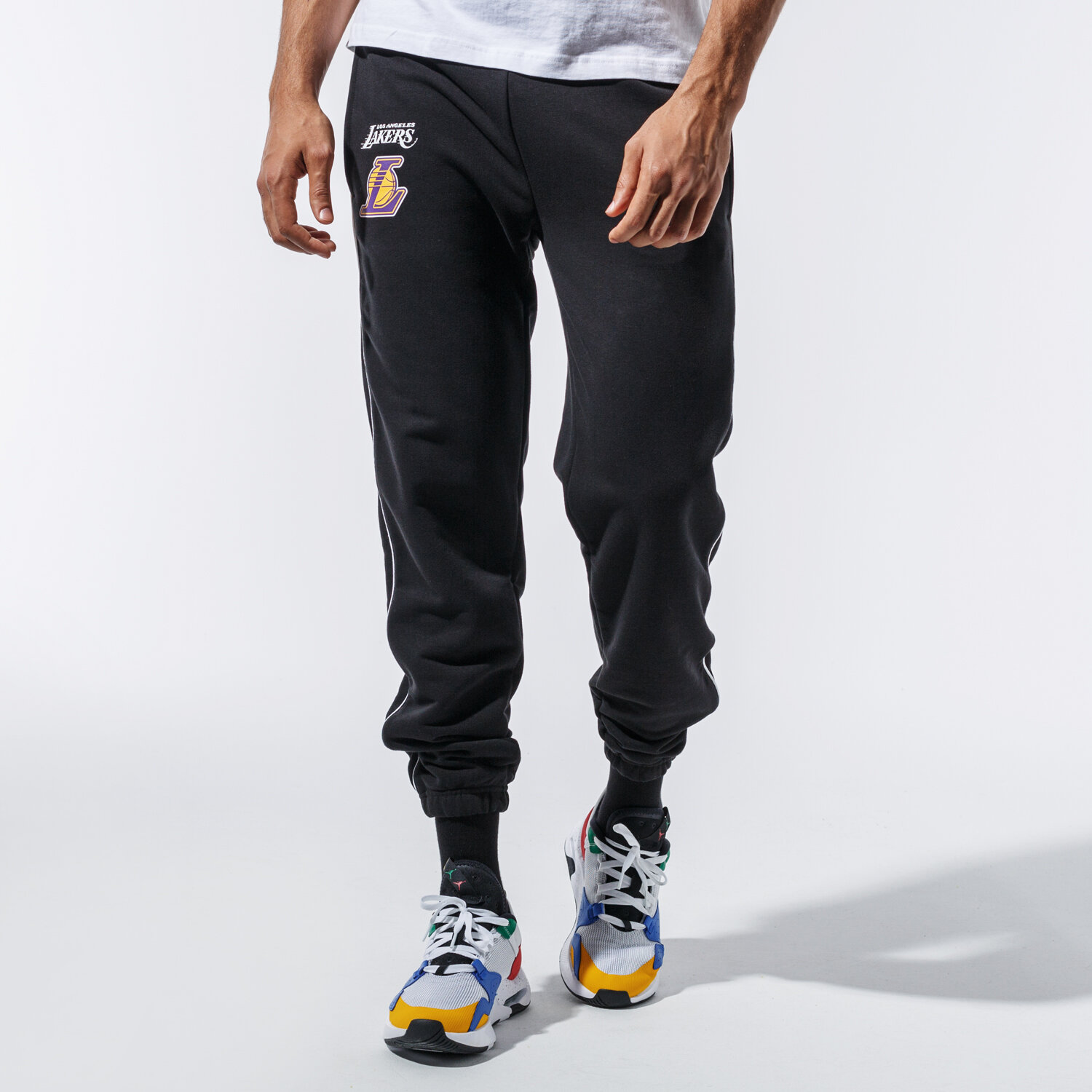 Spodnie sportowe męskie NEW ERA SPODNIE NBA STRIPE PIPING JOGGER LOSLAK BLK 11904443 CZARNY