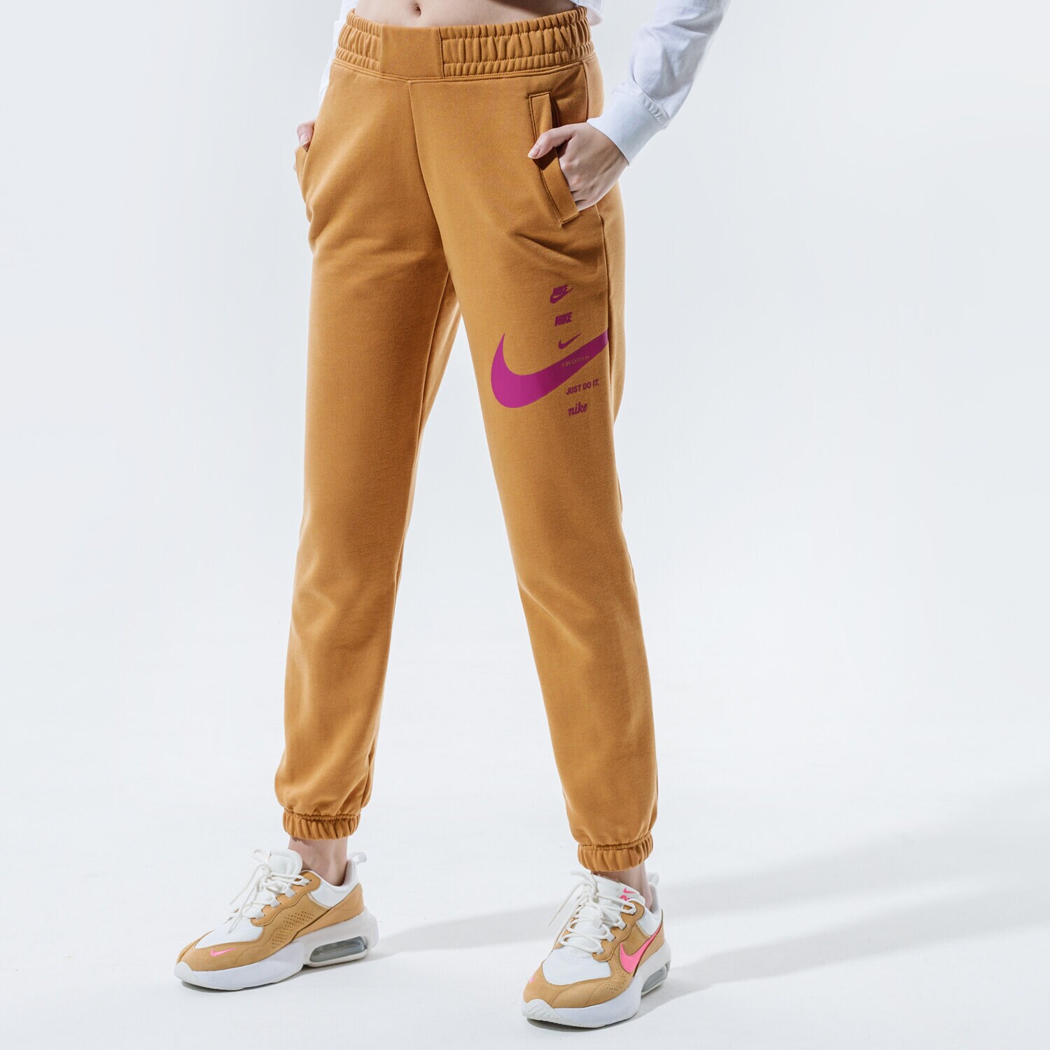 Spodnie sportowe damskie NIKE SPODNIE SPORTSWEAR SWOOSH CU5631-201 BEŻOWY