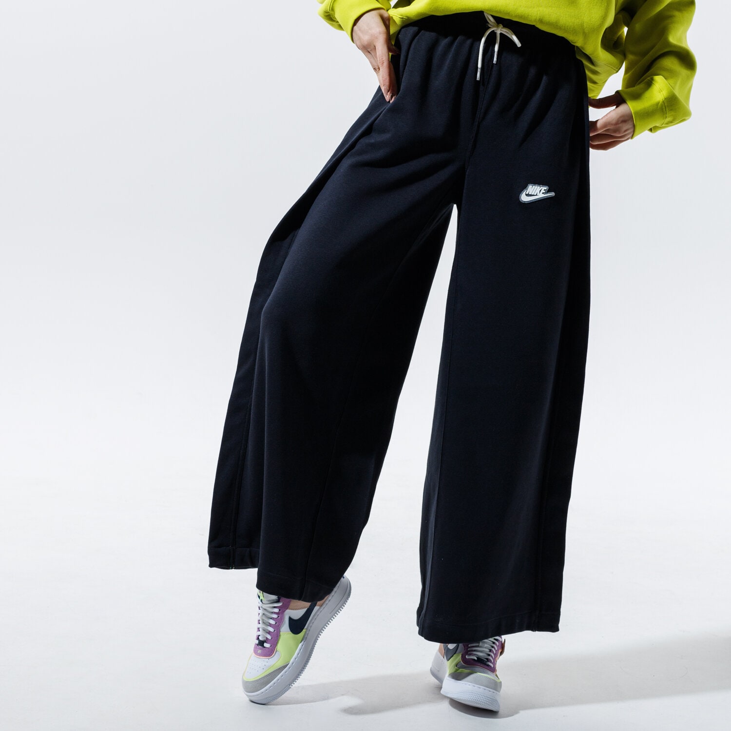 Spodnie sportowe damskie NIKE SPODNIE SPORTSWEAR CZ8357-010 CZARNY