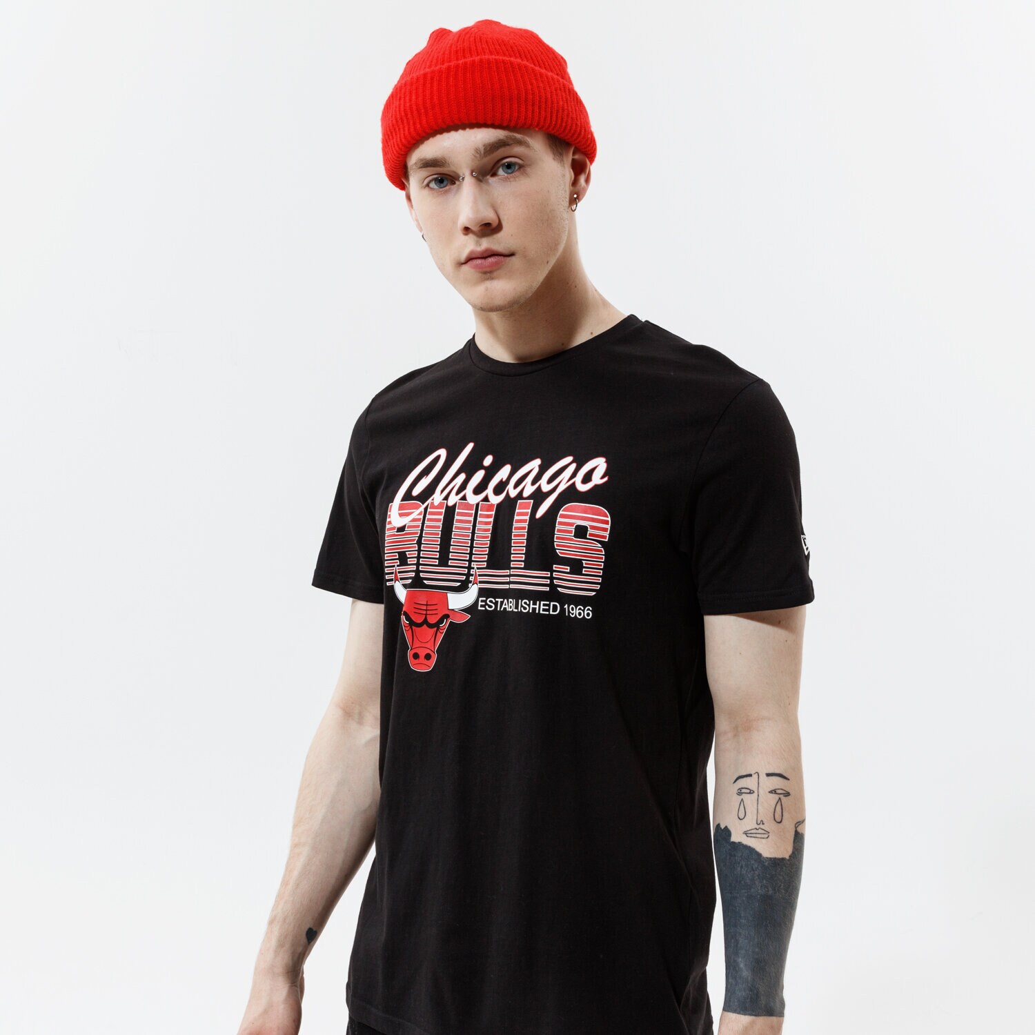 Koszulka, t-shirt sportowy męski NEW ERA T-SHIRT NBA GRAPHIC TEE CHI BUL BLK 12593826 CZARNY