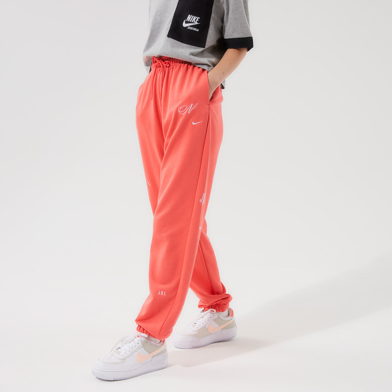 Spodnie sportowe damskie NIKE SPODNIE W NSW ICN CLSH FLC GX HR JGGR DD5042-814 KORALOWY