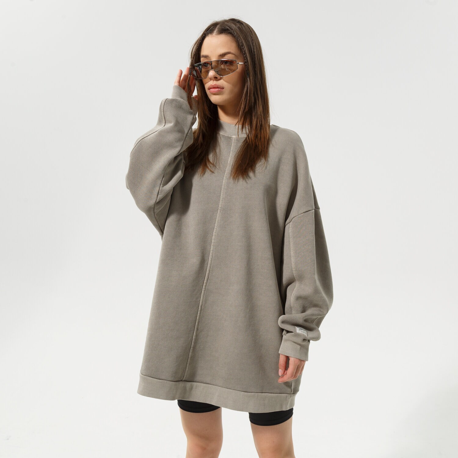 Modna sukienka sportowa REEBOK SUKIENKA CL RBK ND SM CREW DRESS H46793 BIAŁY