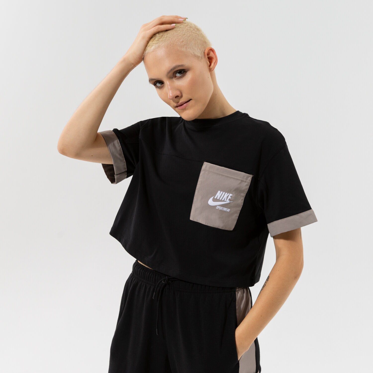 Koszulka, t-shirt damski NIKE T-SHIRT W NSW SS TOP HTG DD5685-010 CZARNY