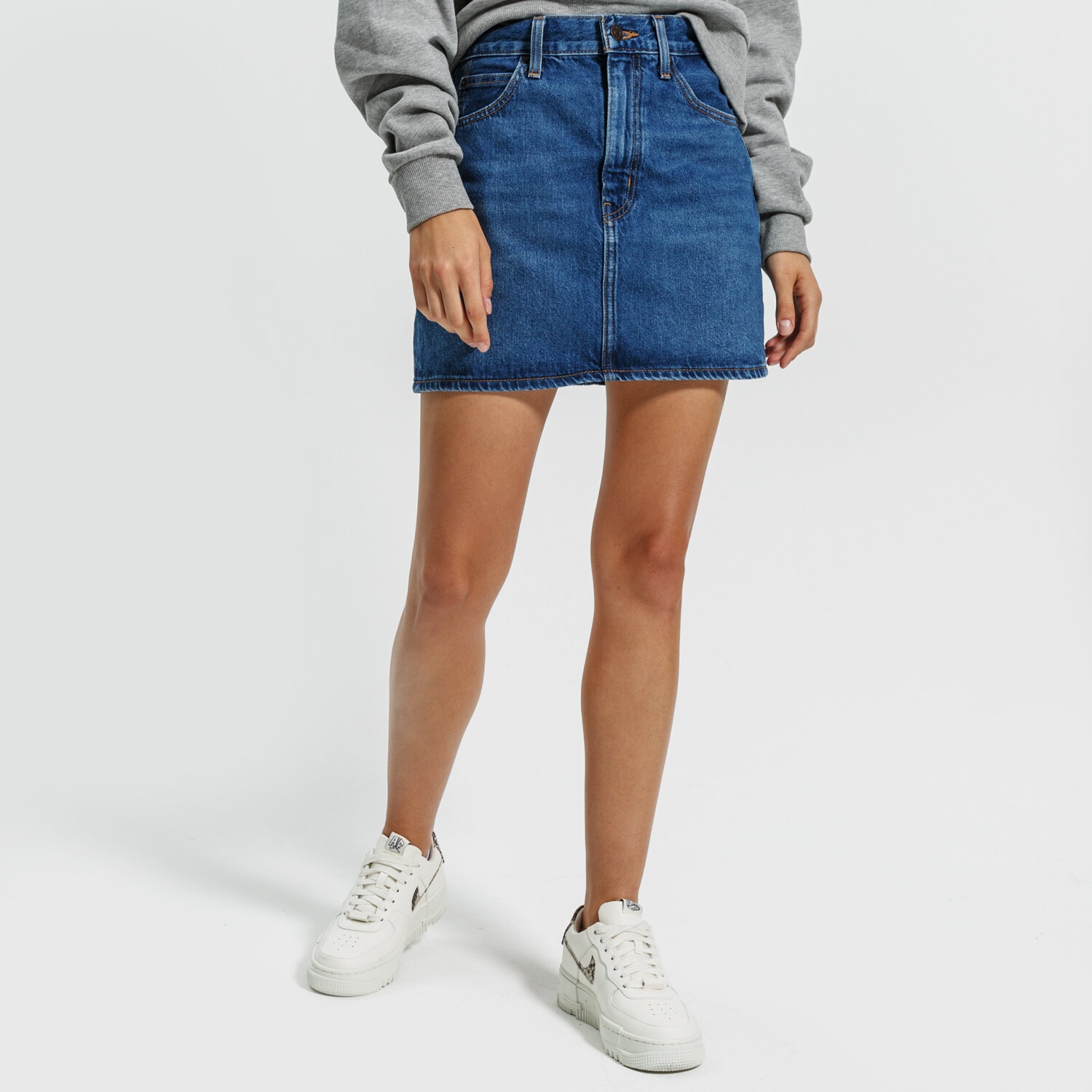 Modna sukienka sportowa LEVI'S SPÓDNICZKA 70S HIGH MICRO MINI A0986-0000 GRANATOWY