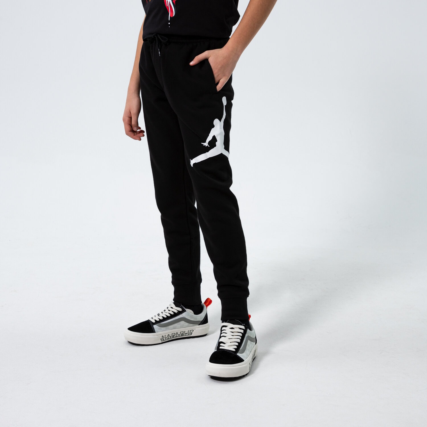 Sportowe spodnie dziecięce JORDAN SPODNIE JDB JUMPMAN LOGO FLEECE PANT BOY 956327-023 CZARNY