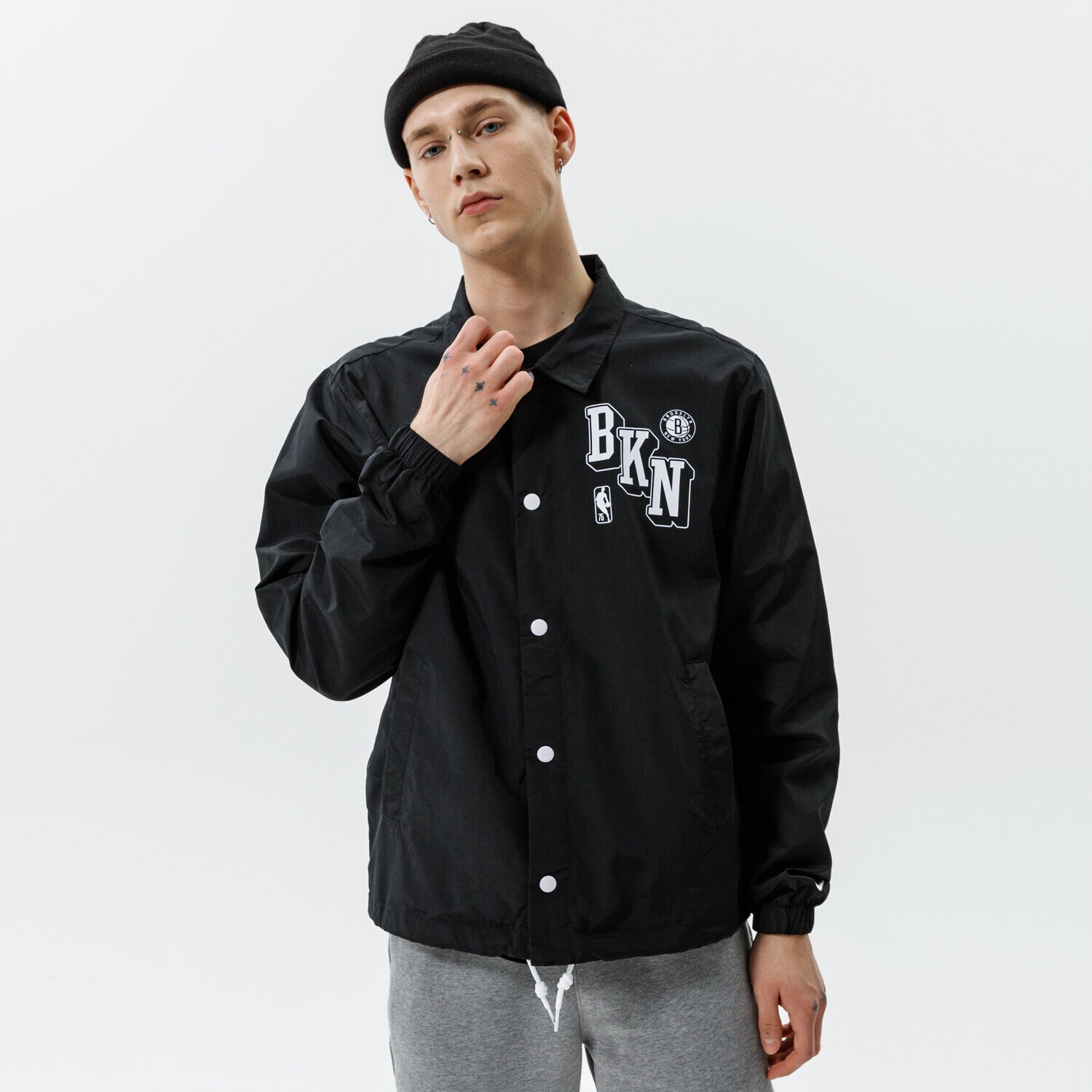 Kurtka wiosenna / jesienna męska NIKE KURTKA BKN M NK JKT COACHES CTS 75 NBA DB1429-010 CZARNY