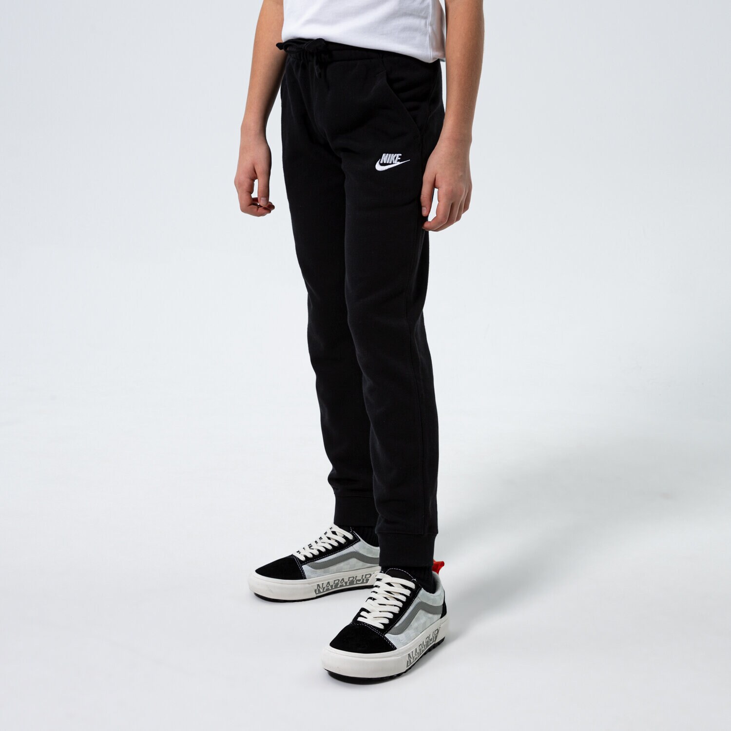 Sportowe spodnie dziecięce NIKE SPODNIE SPORTSWEAR CLUB FLEECE BOY DA0864-010 CZARNY