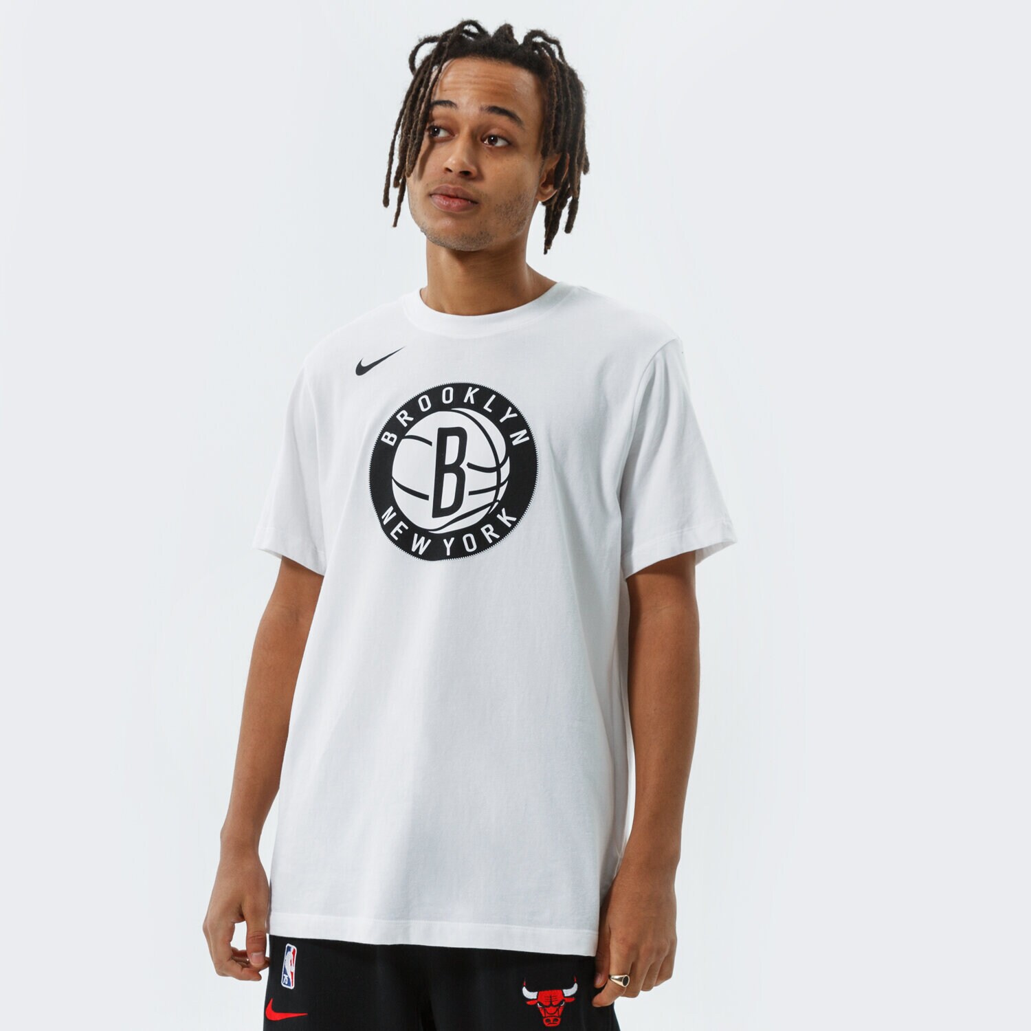 Koszulka, t-shirt sportowy męski NIKE T-SHIRT BKN M NK DF ES LOGO SS TEE NBA DA5999-100 BIAŁY