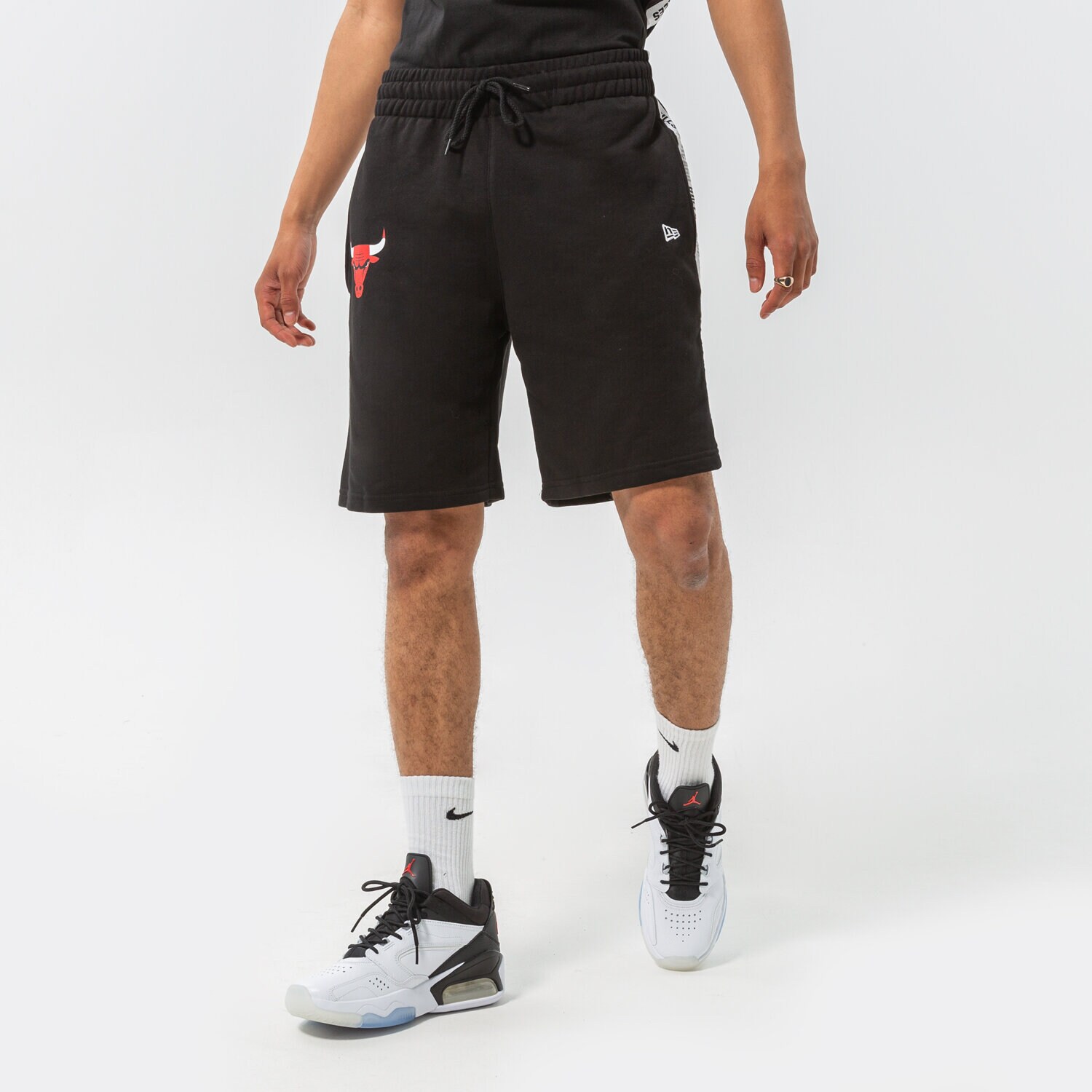 Krótkie spodenki, szorty męskie NEW ERA SZORTY NBA TAPING BULLS CHICAGO BULLS BLK 13083901 CZARNY