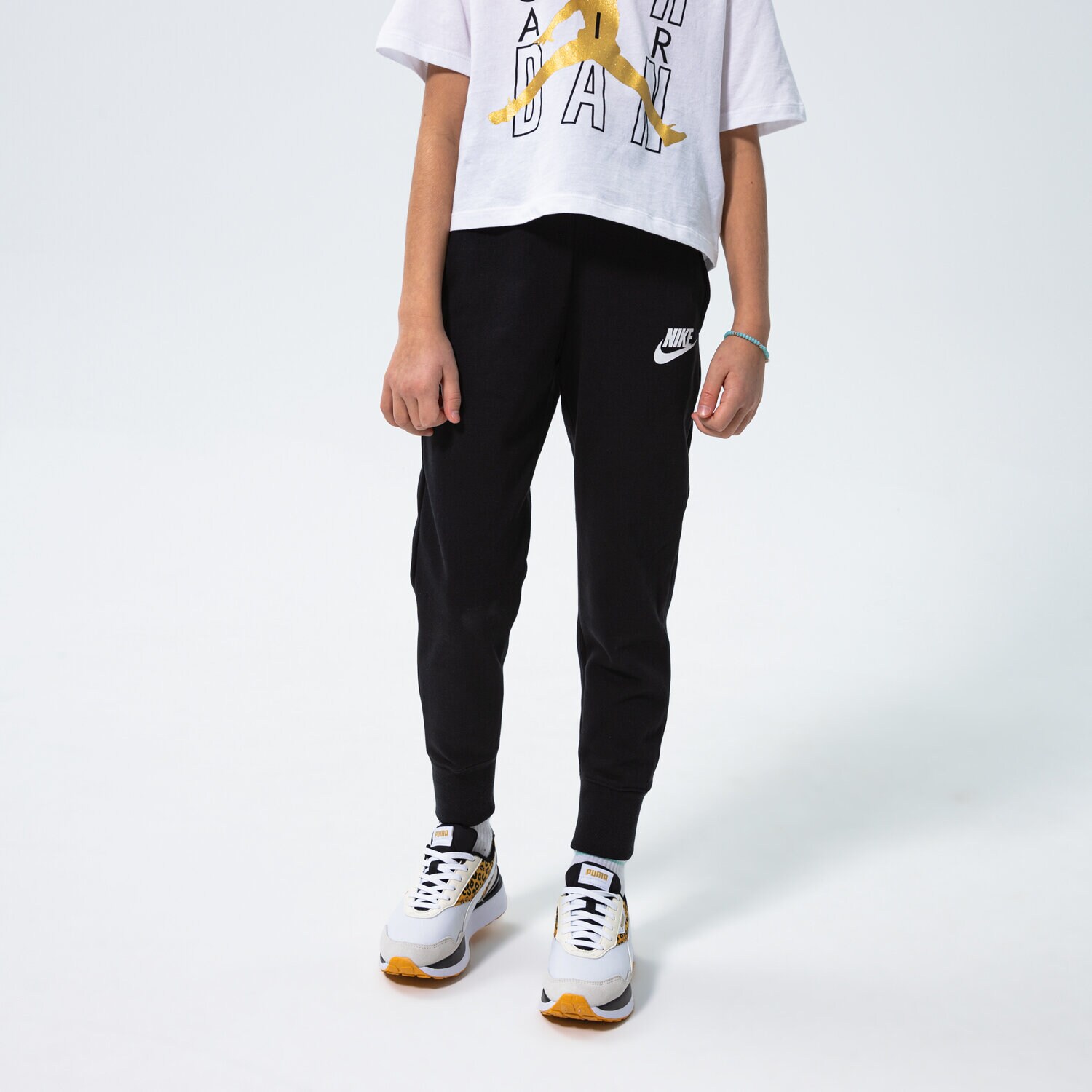 Sportowe spodnie dziecięce NIKE SPODNIE GIRLS' CLUB FRENCH TERRY JOGGERS GIRL DC7211-010 CZARNY
