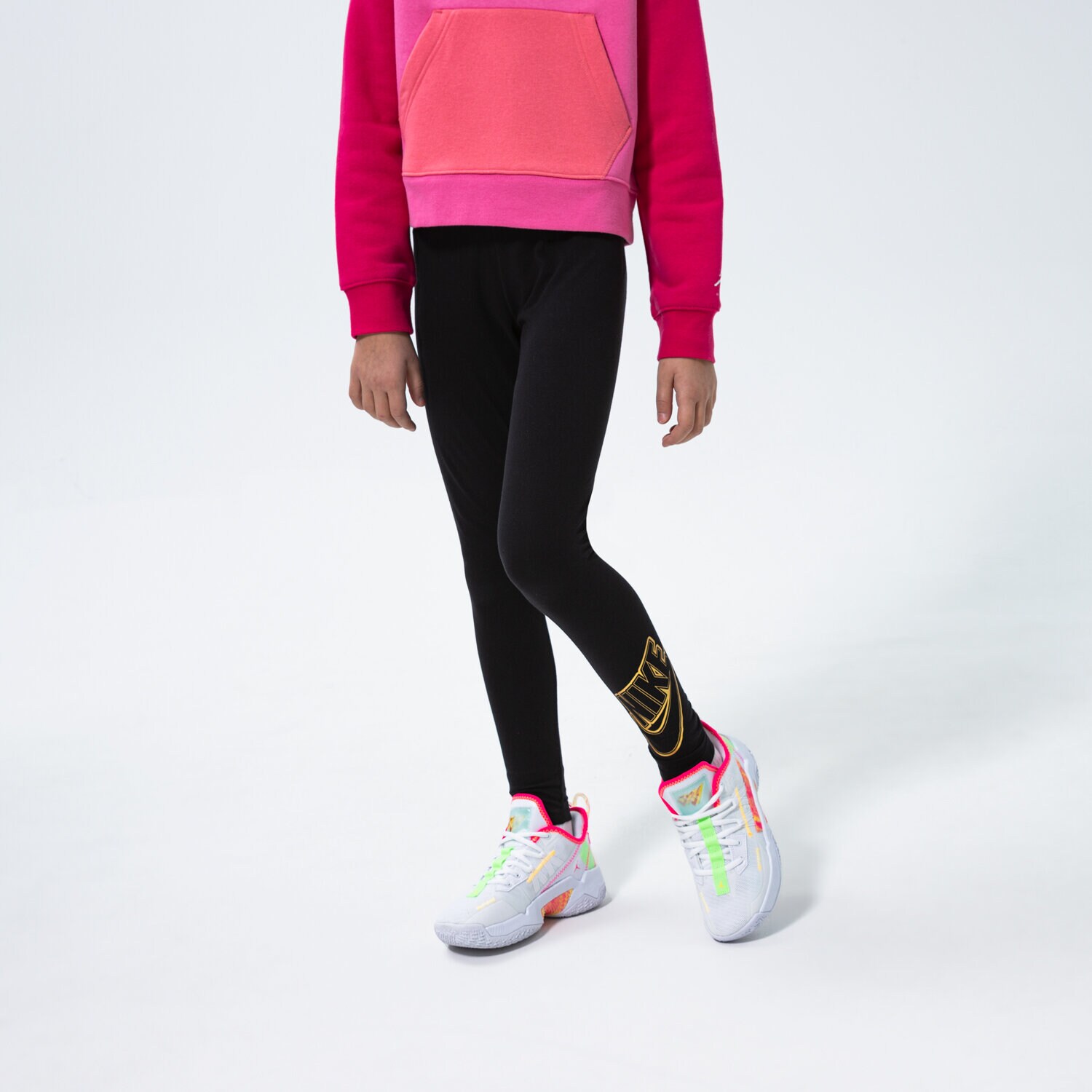 Sportowe spodnie dziecięce NIKE LEGGINGS GIRLS' SPORTSWEAR GRAPHIC GIRL DD6278-013 CZARNY