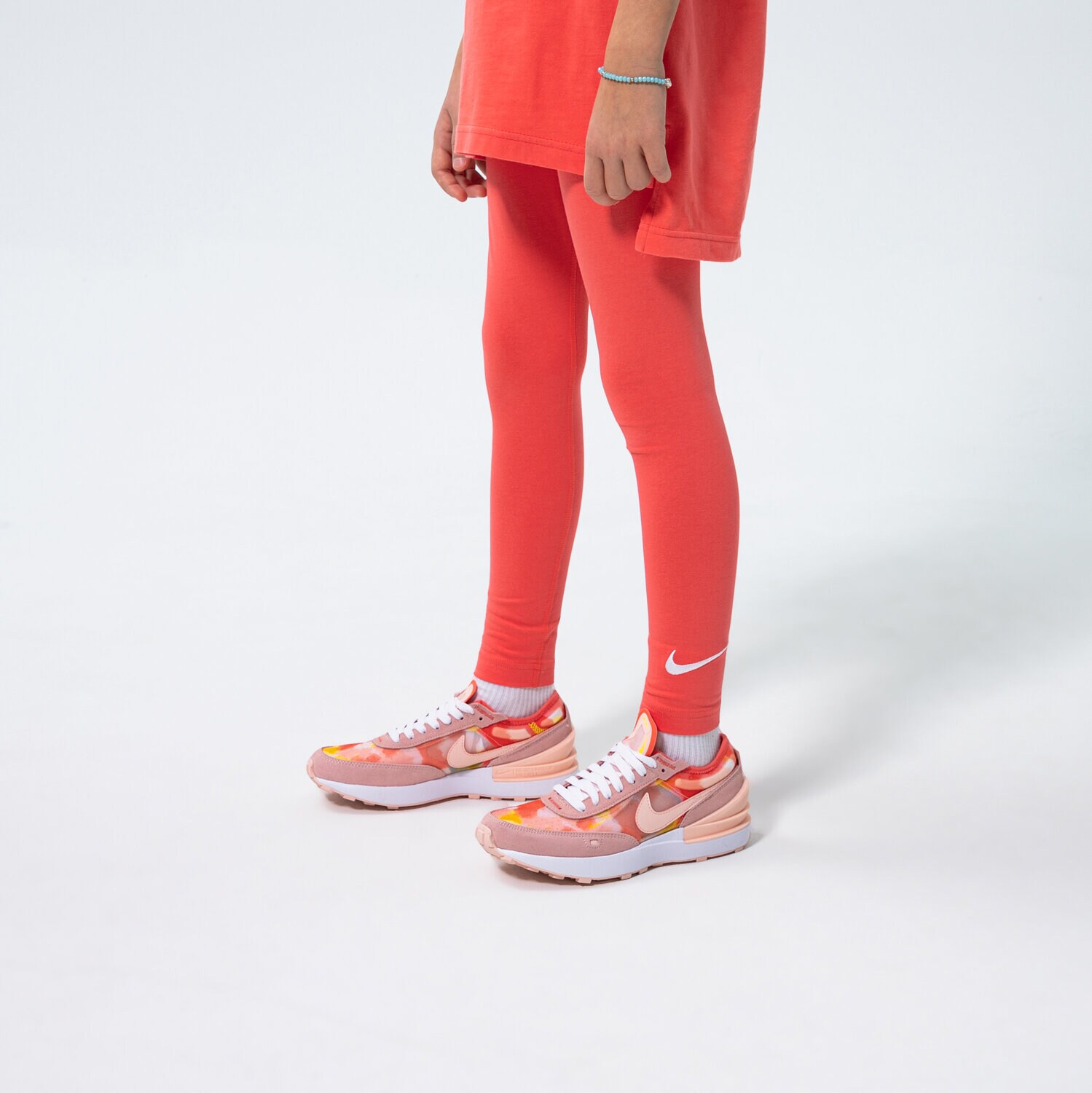 Sportowe spodnie dziecięce NIKE LEGGINGS G NSW FAVORITES SWSH LGGNG LBR G GIRL DD6482-814 RÓŻOWY