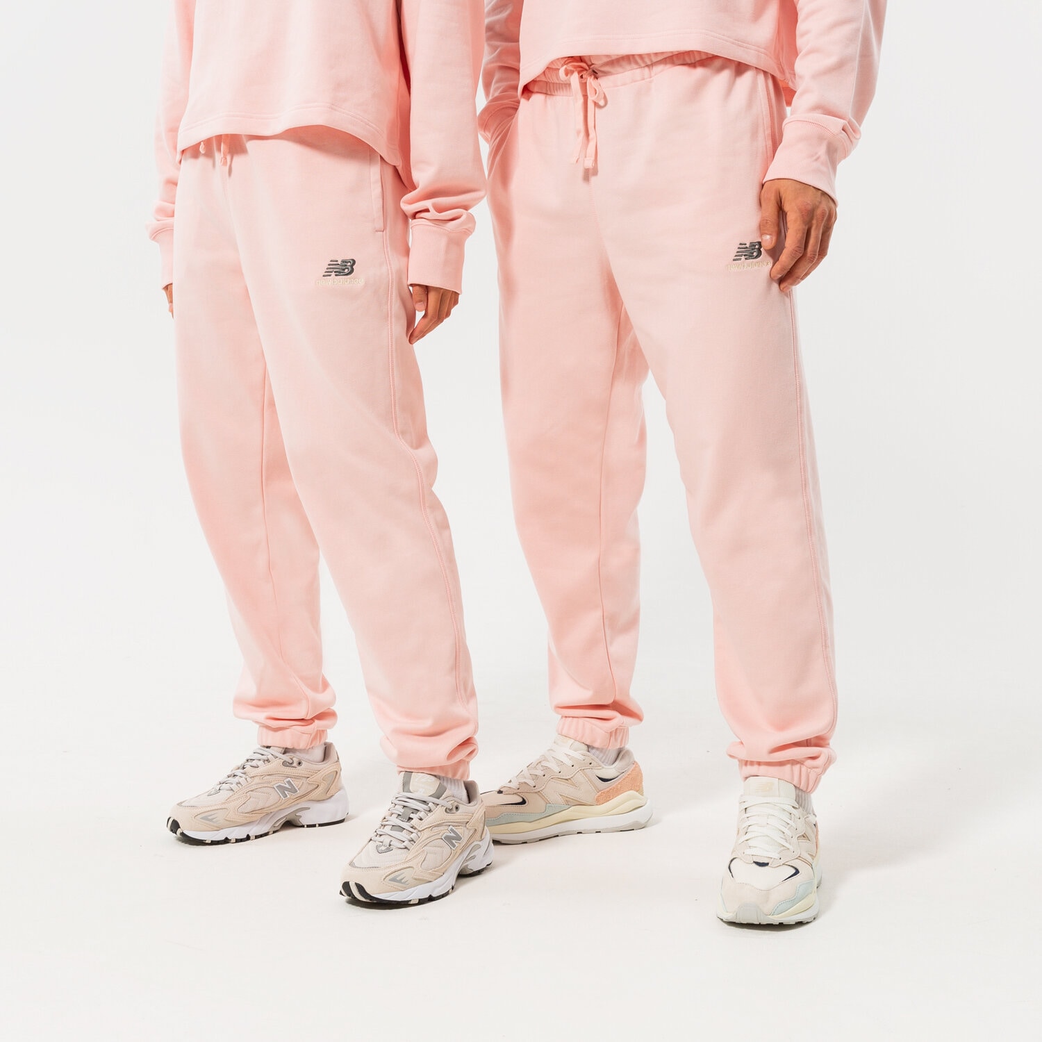 Spodnie sportowe damskie NEW BALANCE SPODNIE NB ESSENTIALS UNI-SSENTIALS SWEATPANT UP21500PIE RÓŻOWY