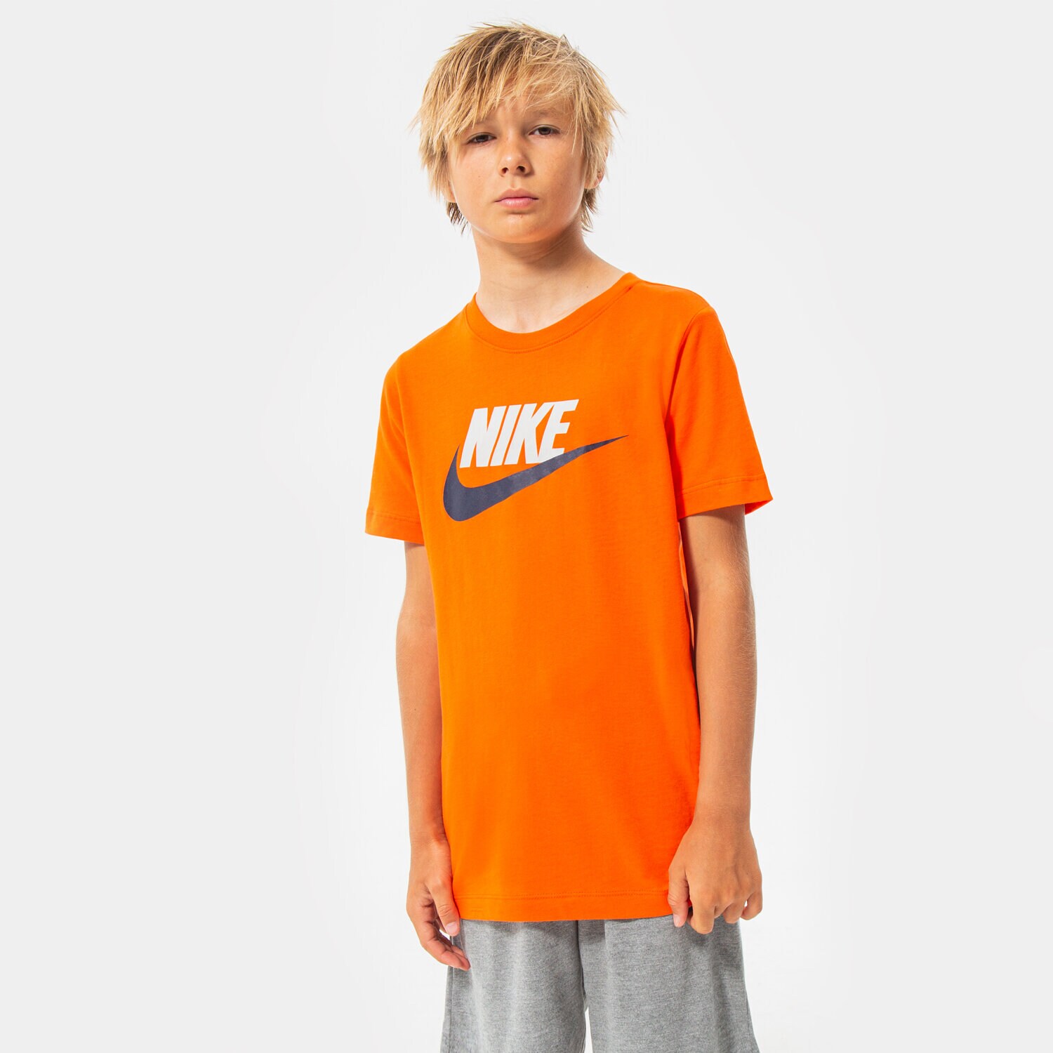 Koszulka, t-shirt dla dzieci NIKE T-SHIRT SPORTSWEAR BOY AR5252-817 POMARAŃCZOWY