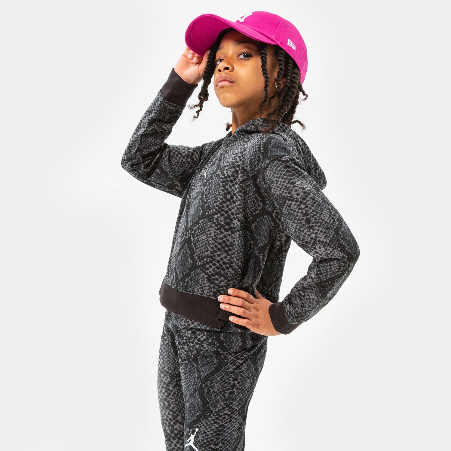 Sportowa bluza dziecięca JORDAN BLUZA Z KAPTUREM ESSENTIALS SNAKE PO GIRL 45B311-023 CZARNY