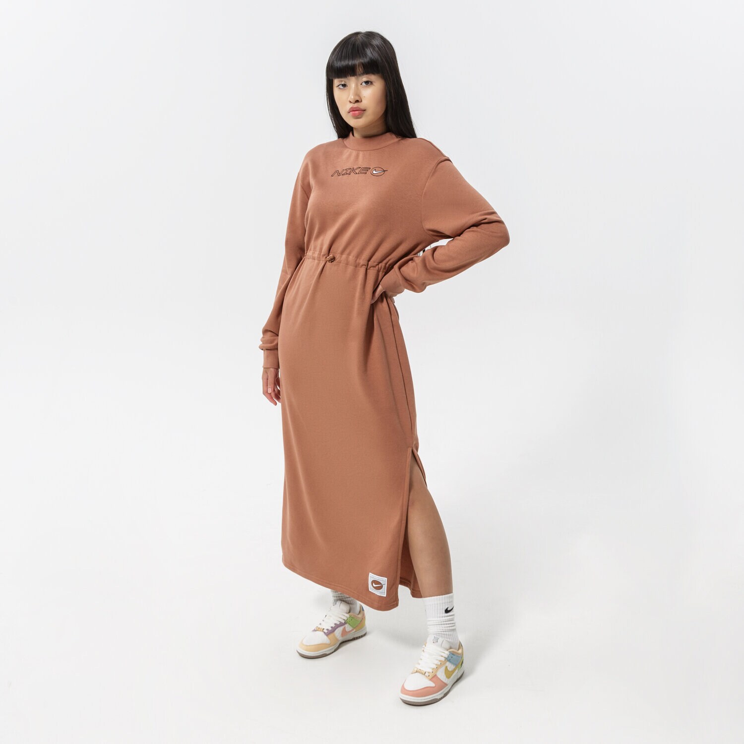 Modna sukienka sportowa NIKE SUKIENKA W NSW IC FLC LS DRESS DM6263-215 BRĄZOWY