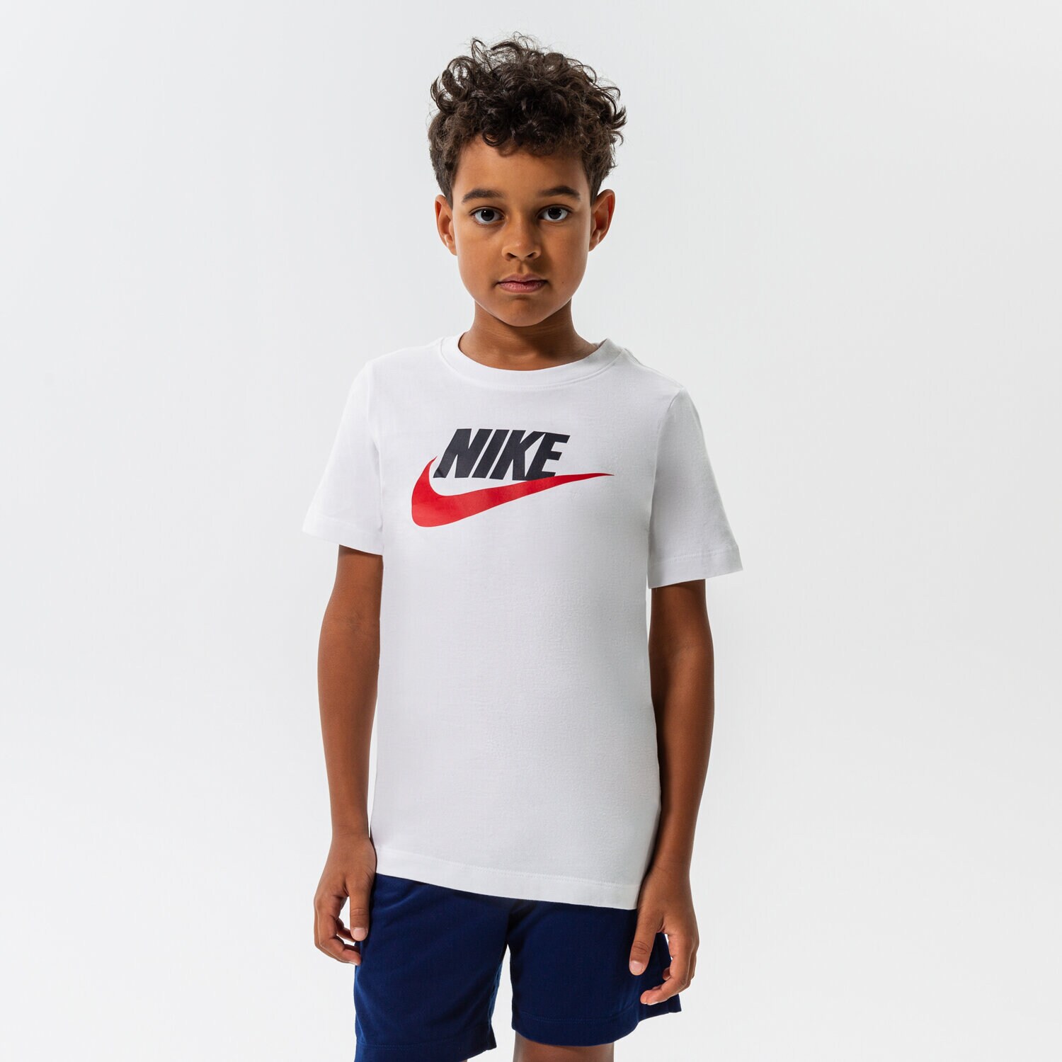 Koszulka, t-shirt dla dzieci NIKE T-SHIRT SPORTSWEAR BOY AR5252-107 BIAŁY