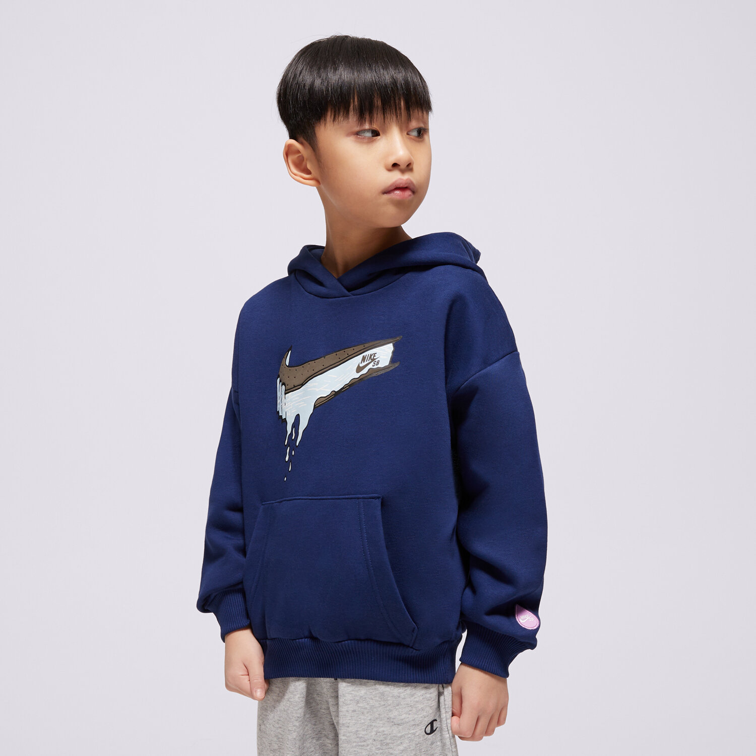 Sportowa bluza dziecięca NIKE BLUZA Z KAPTUREM K NIKE SB FLC HOODIE BOY HF8801-492 GRANATOWY