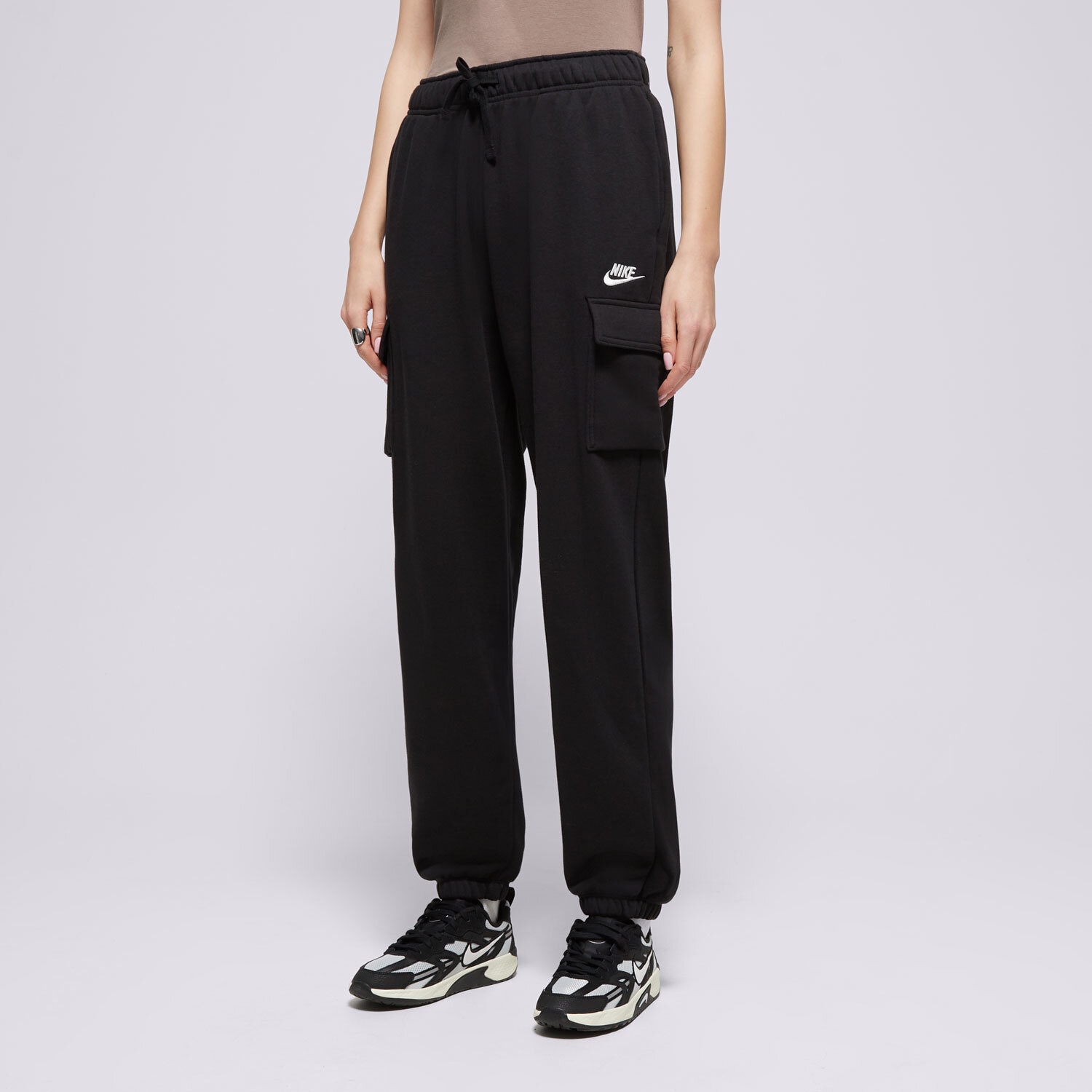 Spodnie sportowe damskie NIKE SPODNIE W NSW CLUB FLC MR CARGO DQ5196-010 CZARNY