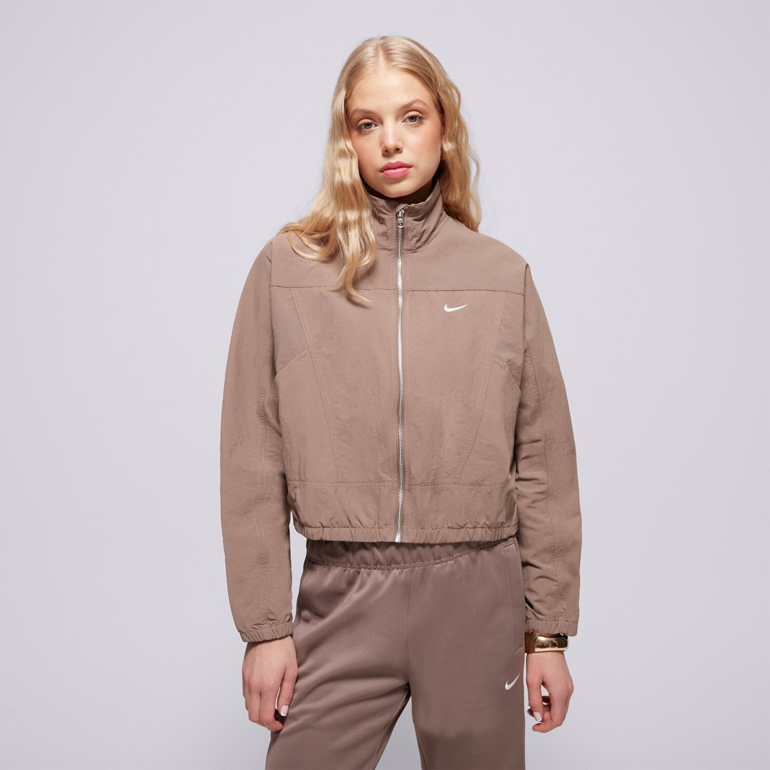 Kurtka wiosenna / jesienna damska NIKE KURTKA W NSW EVRTHNG WVN JKT HJ0999-233 BRĄZOWY