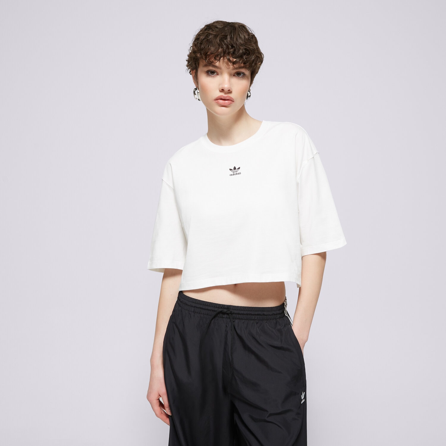 Koszulka, t-shirt damski ADIDAS T-SHIRT ESS CROP TEE JJ3385 BIAŁY
