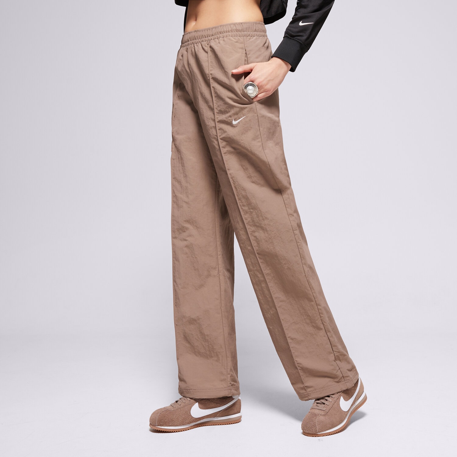 Spodnie sportowe damskie NIKE SPODNIE W NSW TREND WVN MR PANT FQ3588-233 BRĄZOWY