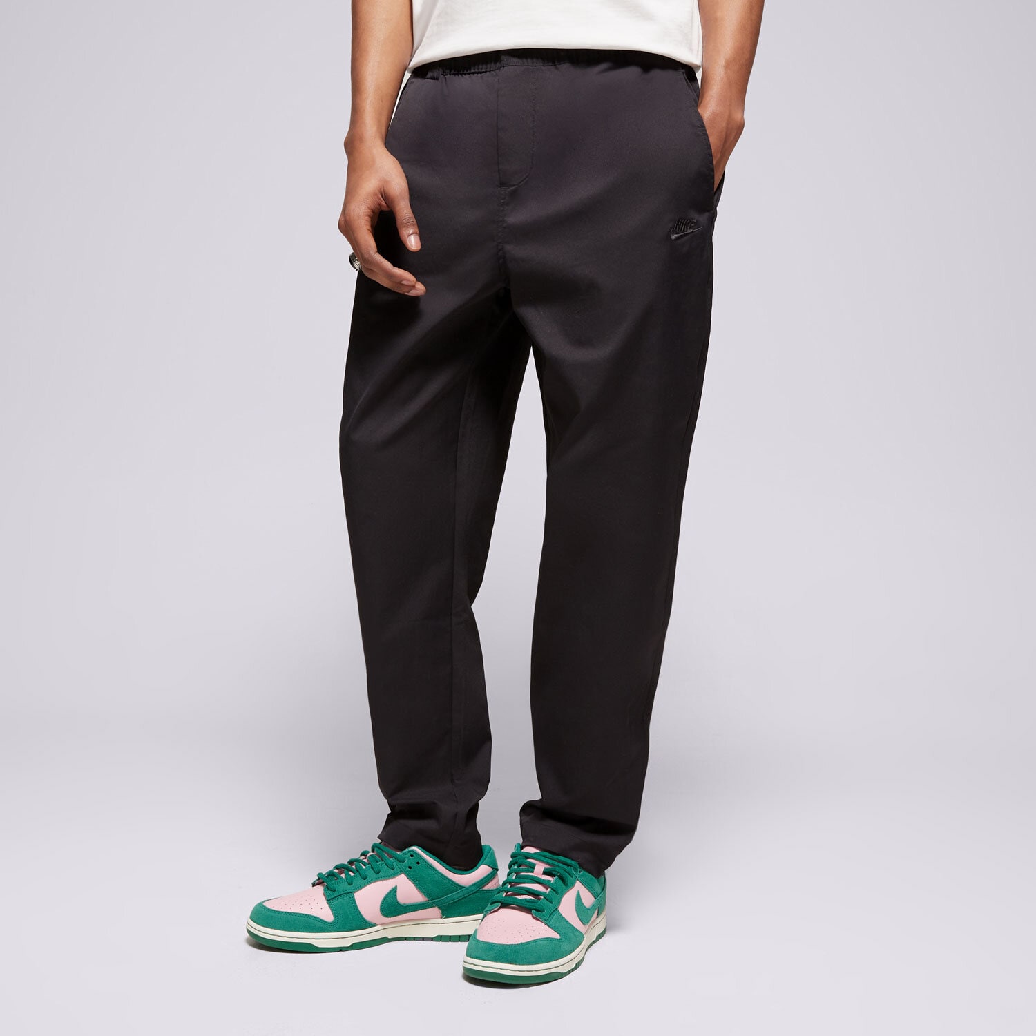 Spodnie sportowe męskie NIKE SPODNIE M NK CLUB WVN TAPER PANT HJ1997-010 CZARNY