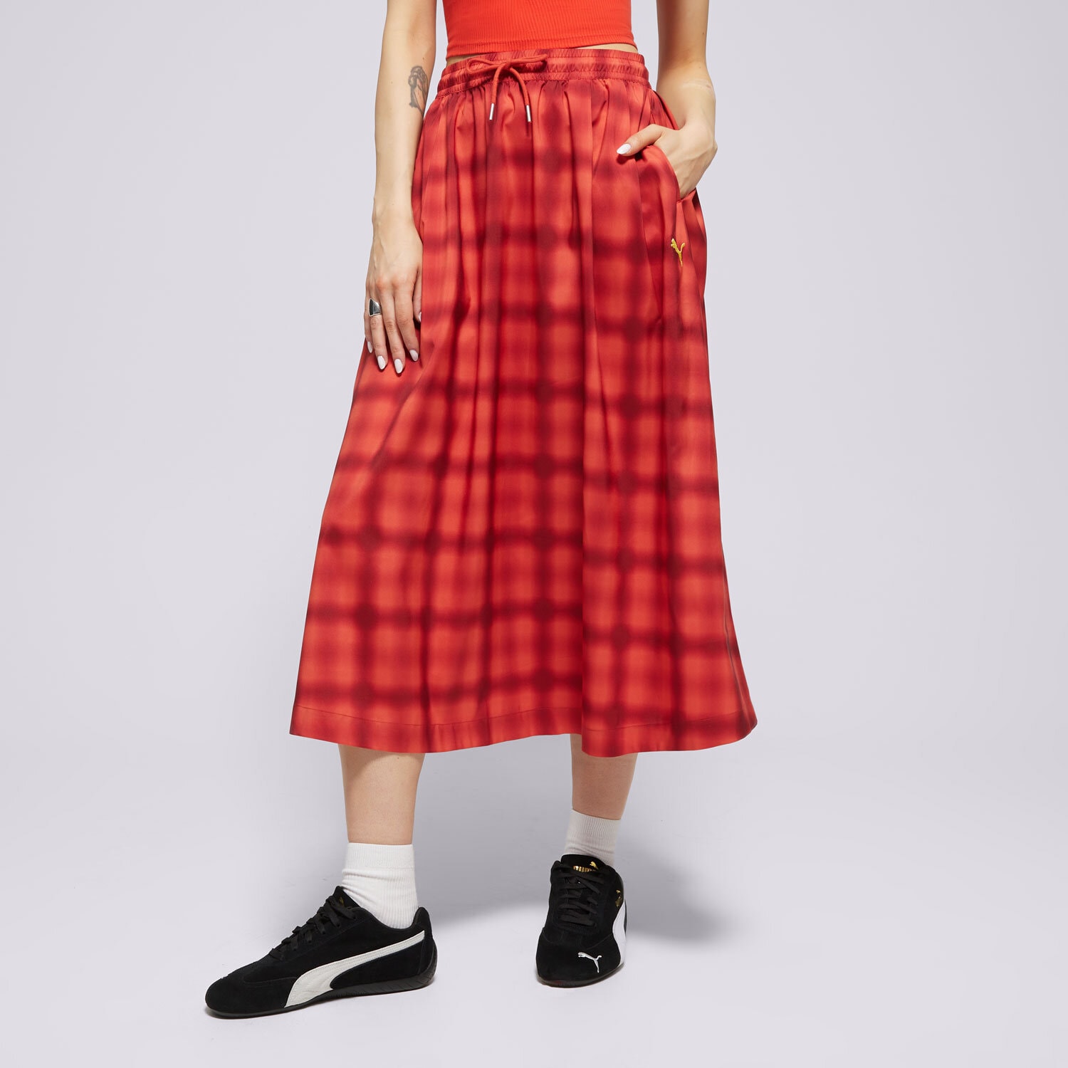 Modna sukienka sportowa PUMA SPÓDNICZKA WOVEN MIDI AOP PLEATED SKIRT 629795 15 CZERWONY