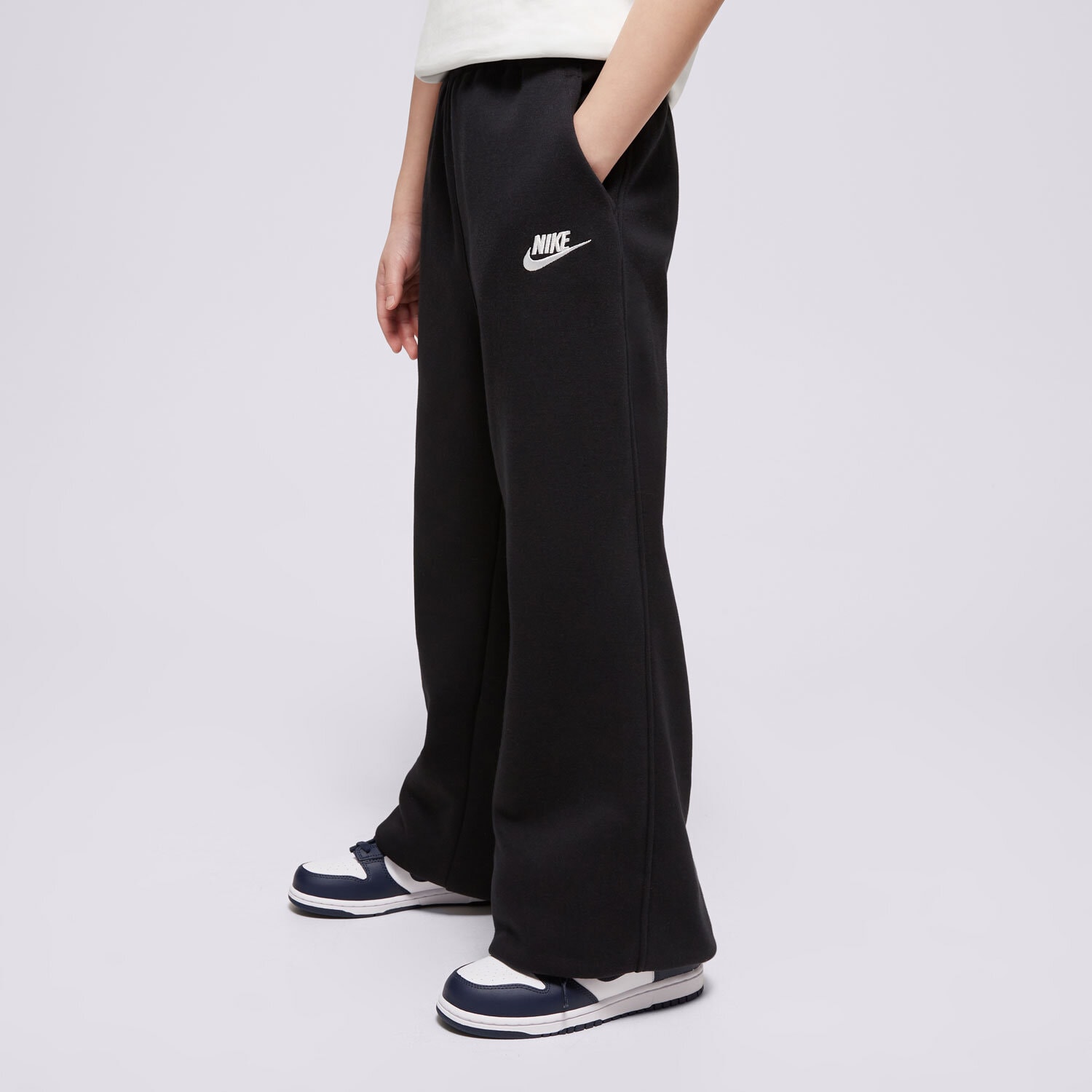 Sportowe spodnie dziecięce NIKE SPODNIE G NSW CLUB FLC WL PNT LBR G FZ6774-010 CZARNY