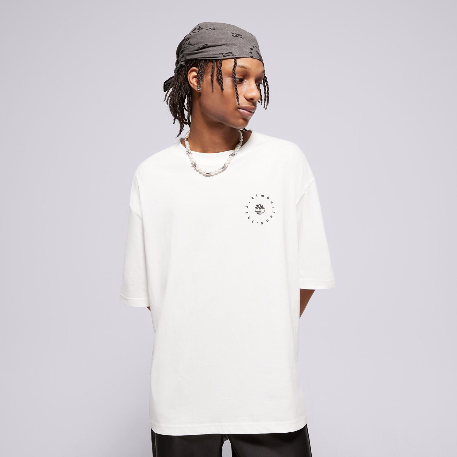 Koszulka, t-shirt sportowy męski TIMBERLAND T-SHIRT SS "TIMBS ON MY FEET" BOX GRAPHIC TEE WHI TB0A5NUA1001 BIAŁY