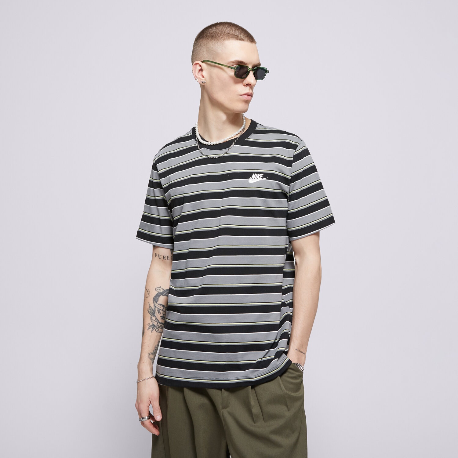 Koszulka, t-shirt sportowy męski NIKE T-SHIRT M NSW TEE CLUB STRIPE SP25 HJ0550-010 MULTICOLOR