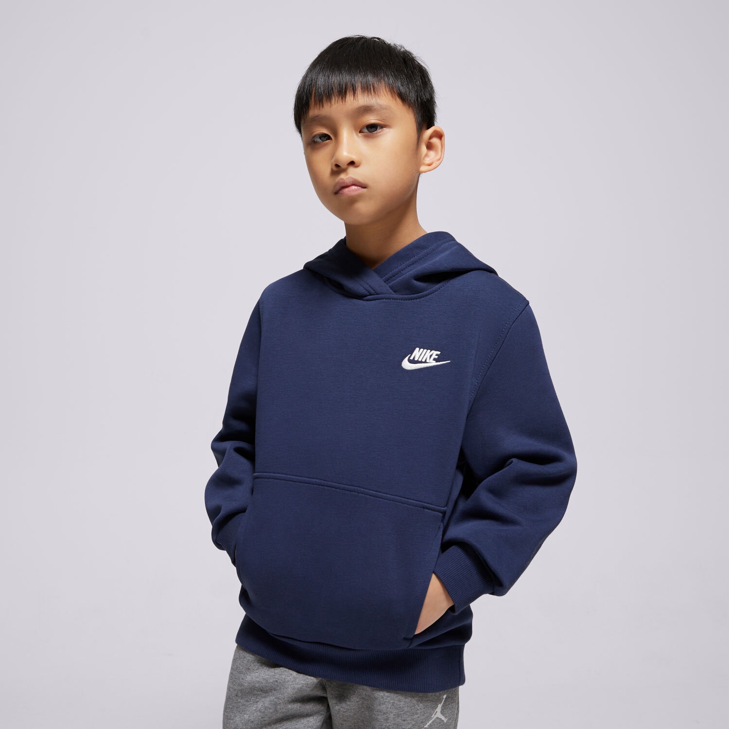 Sportowa bluza dziecięca NIKE BLUZA Z KAPTUREM K NSW CLUB FLC HDY LBR BOY FD3000-410 GRANATOWY