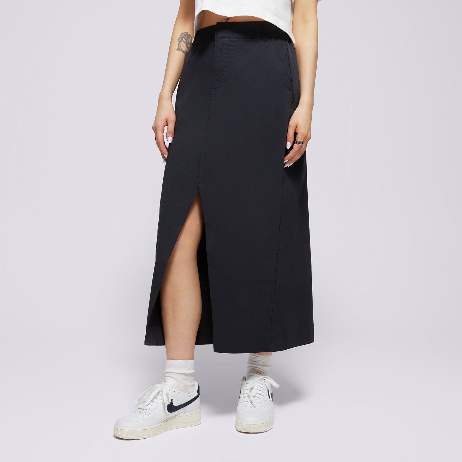 Modna sukienka sportowa NIKE SPÓDNICZKA NSW CLLCTN TWILL SKIRT FRWY HQ8022-010 CZARNY