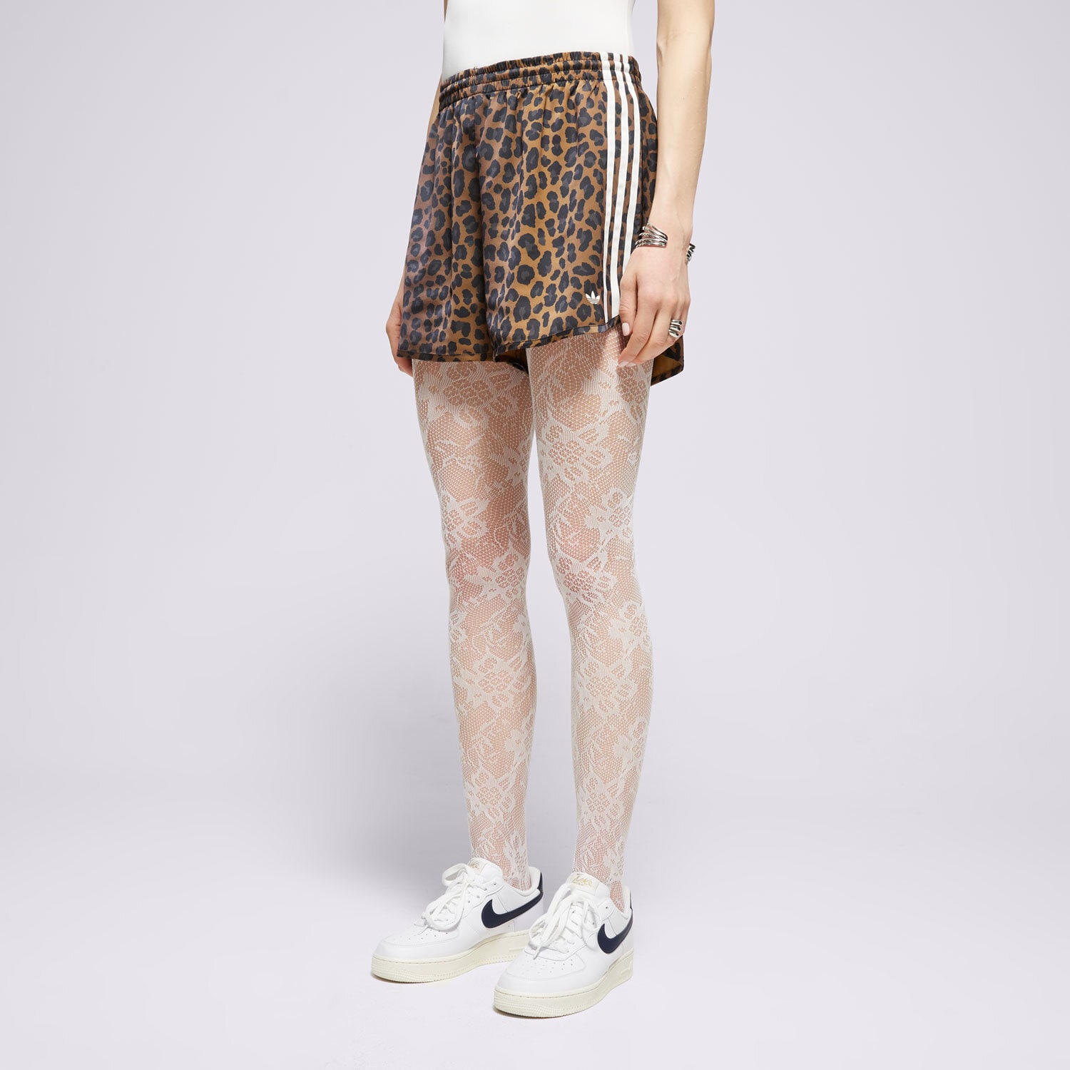 Krótkie spodenki, szorty damskie ADIDAS SZORTY STN SHORTS KA2673 BRĄZOWY