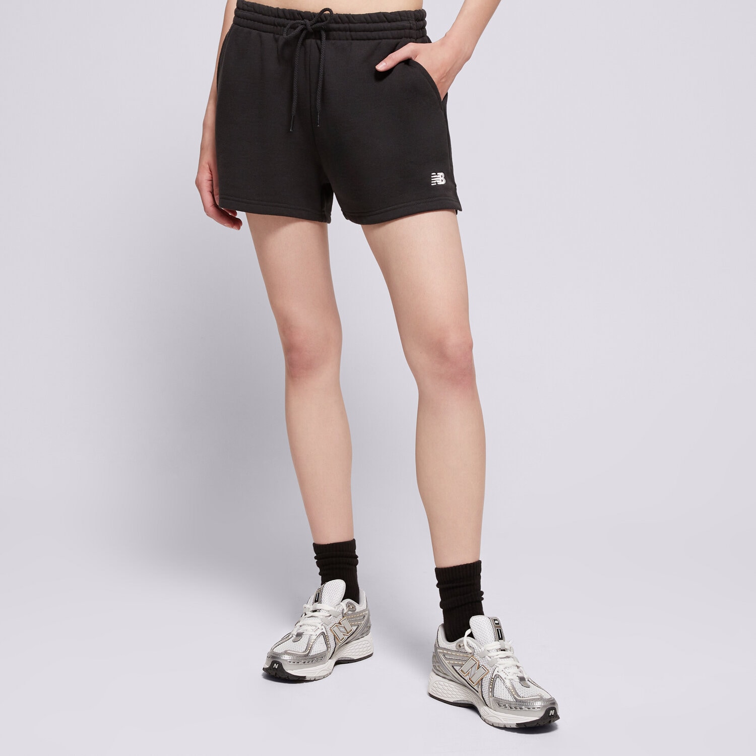 Krótkie spodenki, szorty damskie NEW BALANCE SZORTY SPORT ESSENTIALS WS41500BK CZARNY