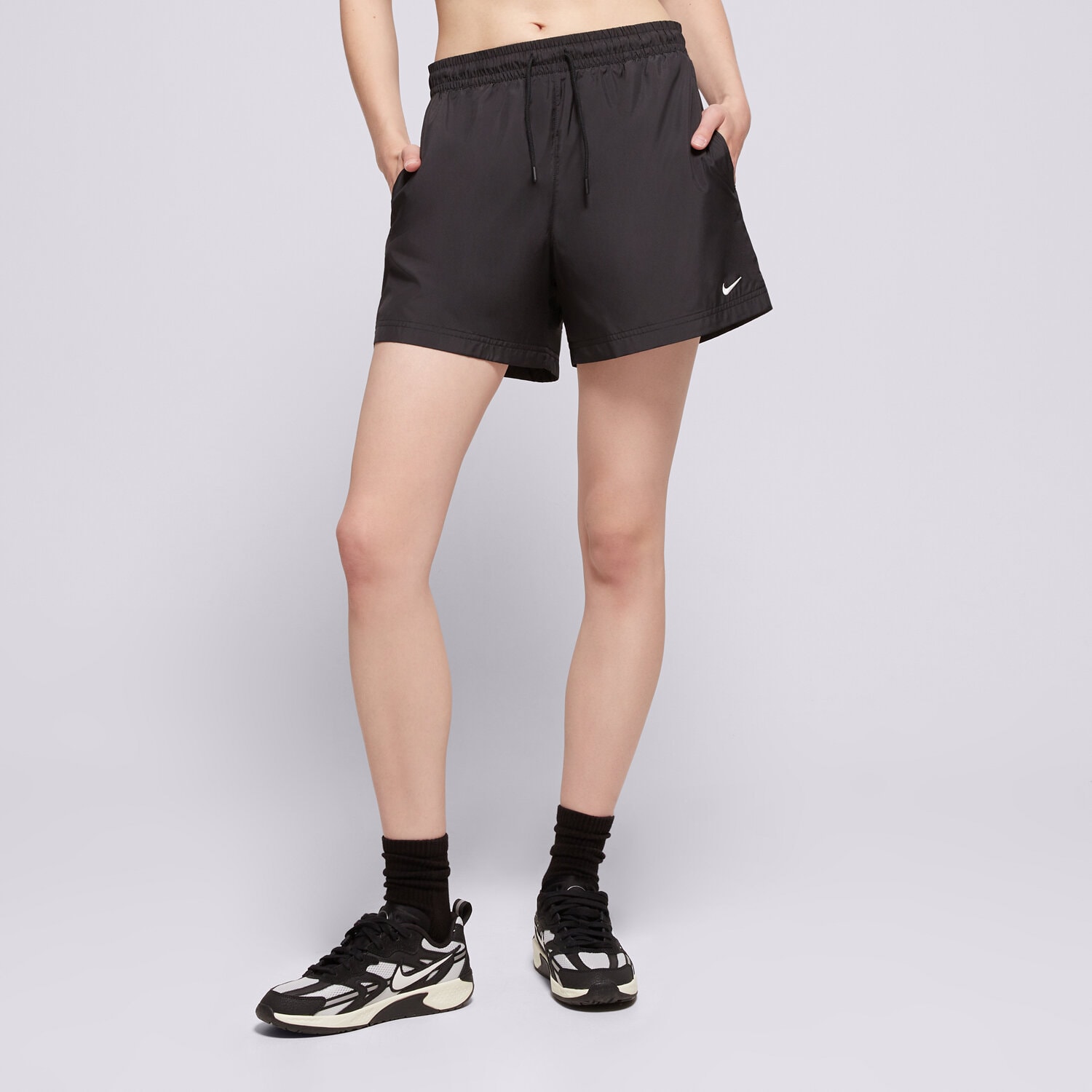 Krótkie spodenki, szorty damskie NIKE SZORTY W NSW MR ESSNTL WVN SHORT FV7557-010 CZARNY