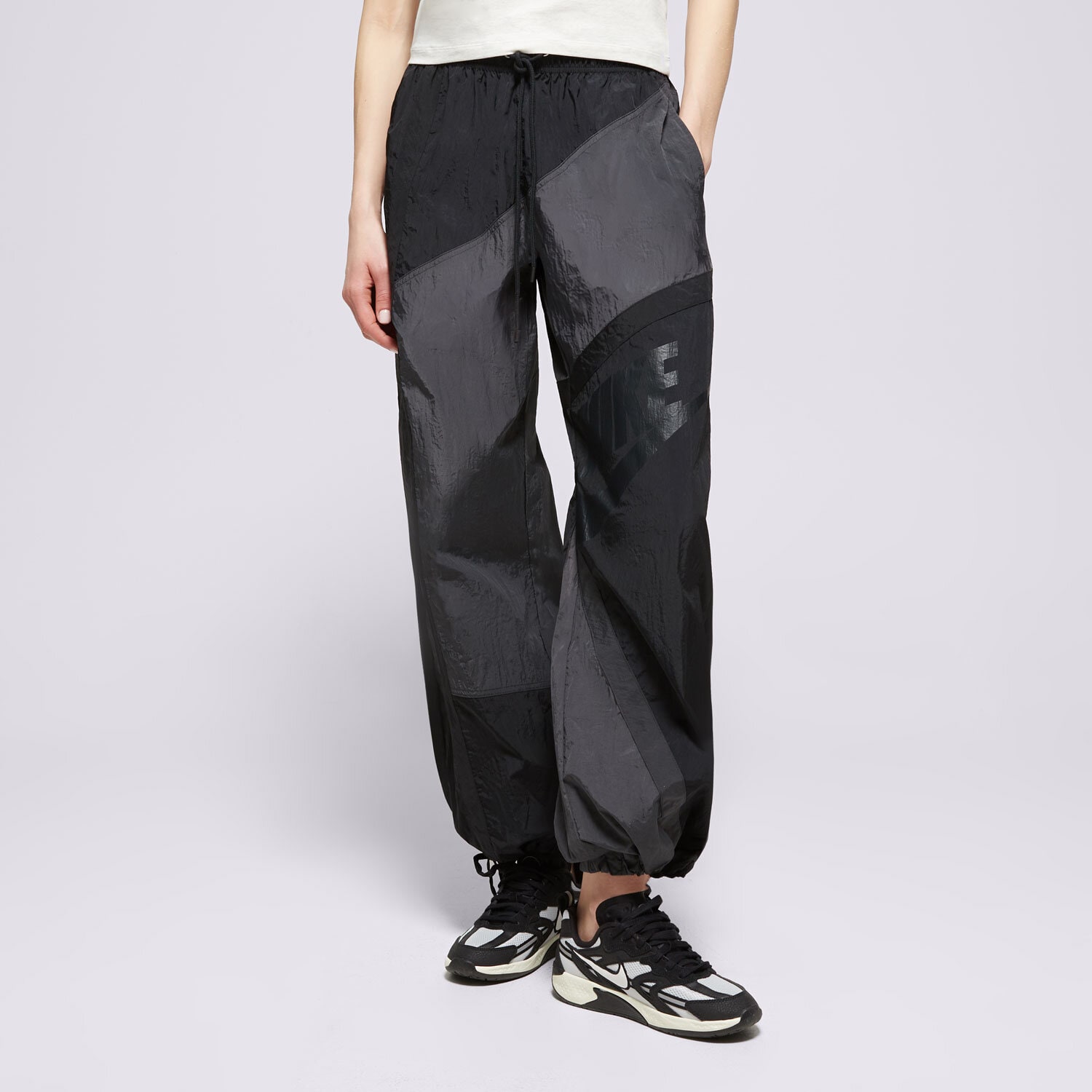 Spodnie sportowe damskie NIKE SPODNIE W NSW STREET WVN OH PANT HJ4178-060 CZARNY