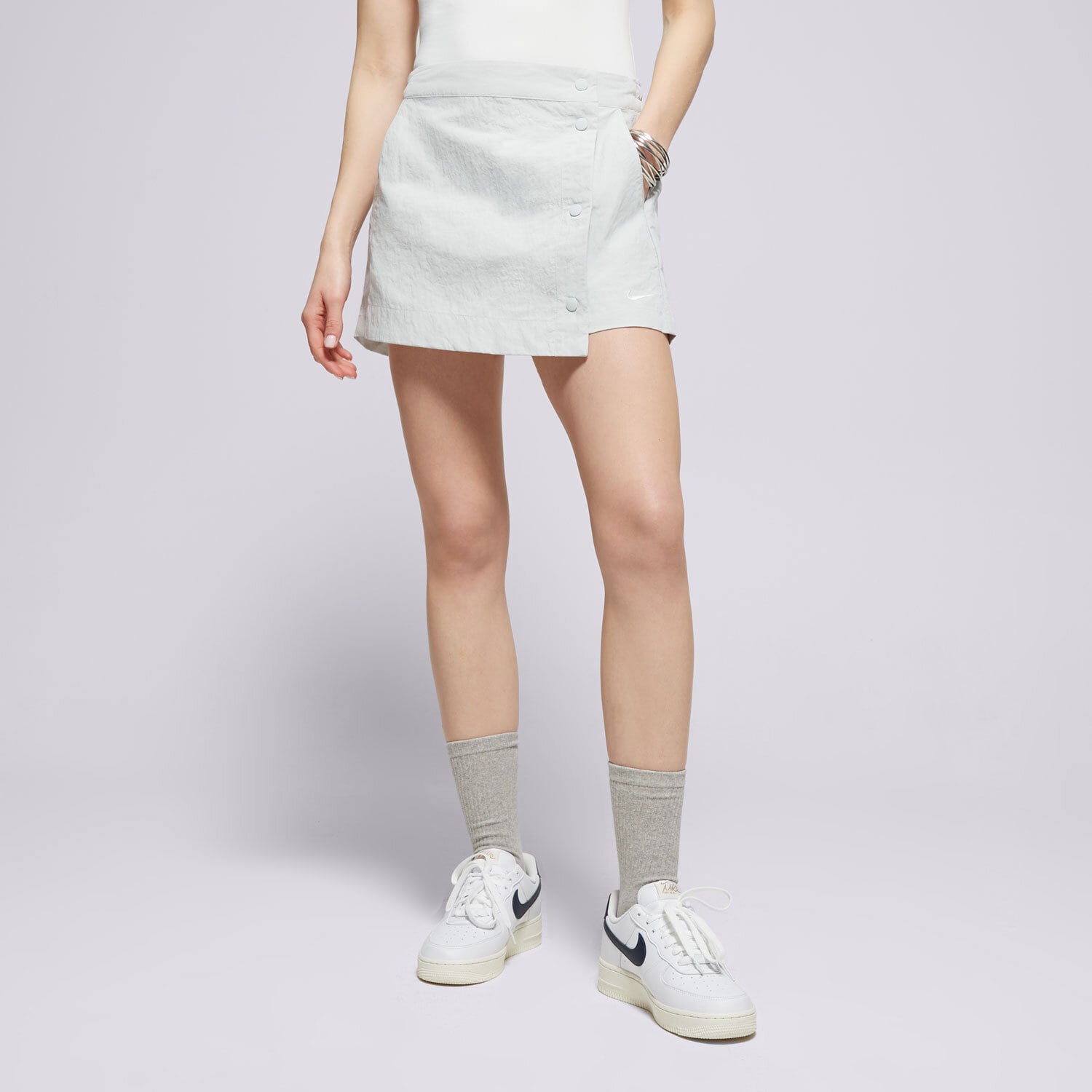 Krótkie spodenki, szorty damskie NIKE SZORTY W NSW ESSNTL WVN MR 3" SKORT HM6979-034 SZARY